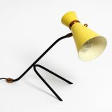 Grande lampe de table sur trépied de style mid-century moderne avec abat-jour diabolo jaune.