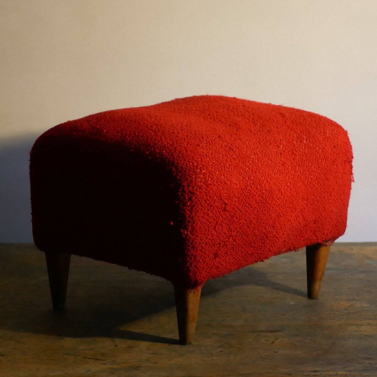 Pouf bouclé rationaliste dans le style de Gio Ponti, Italie, années 40.