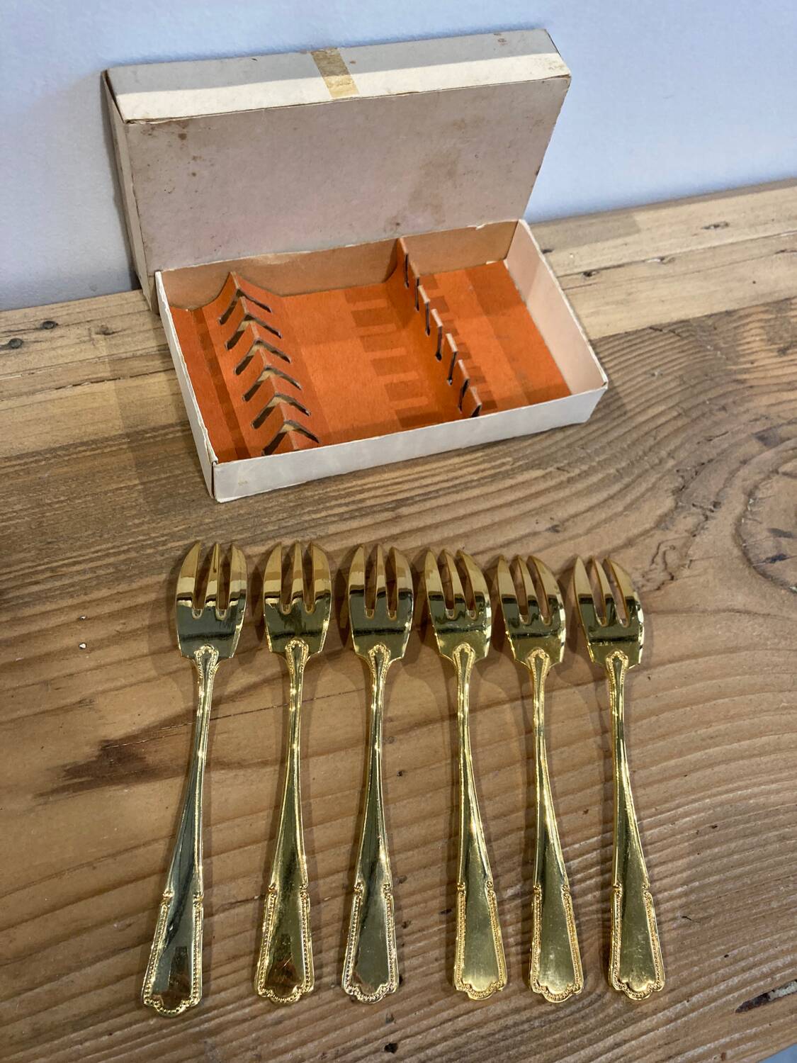 Set of 6 golden dessert forks