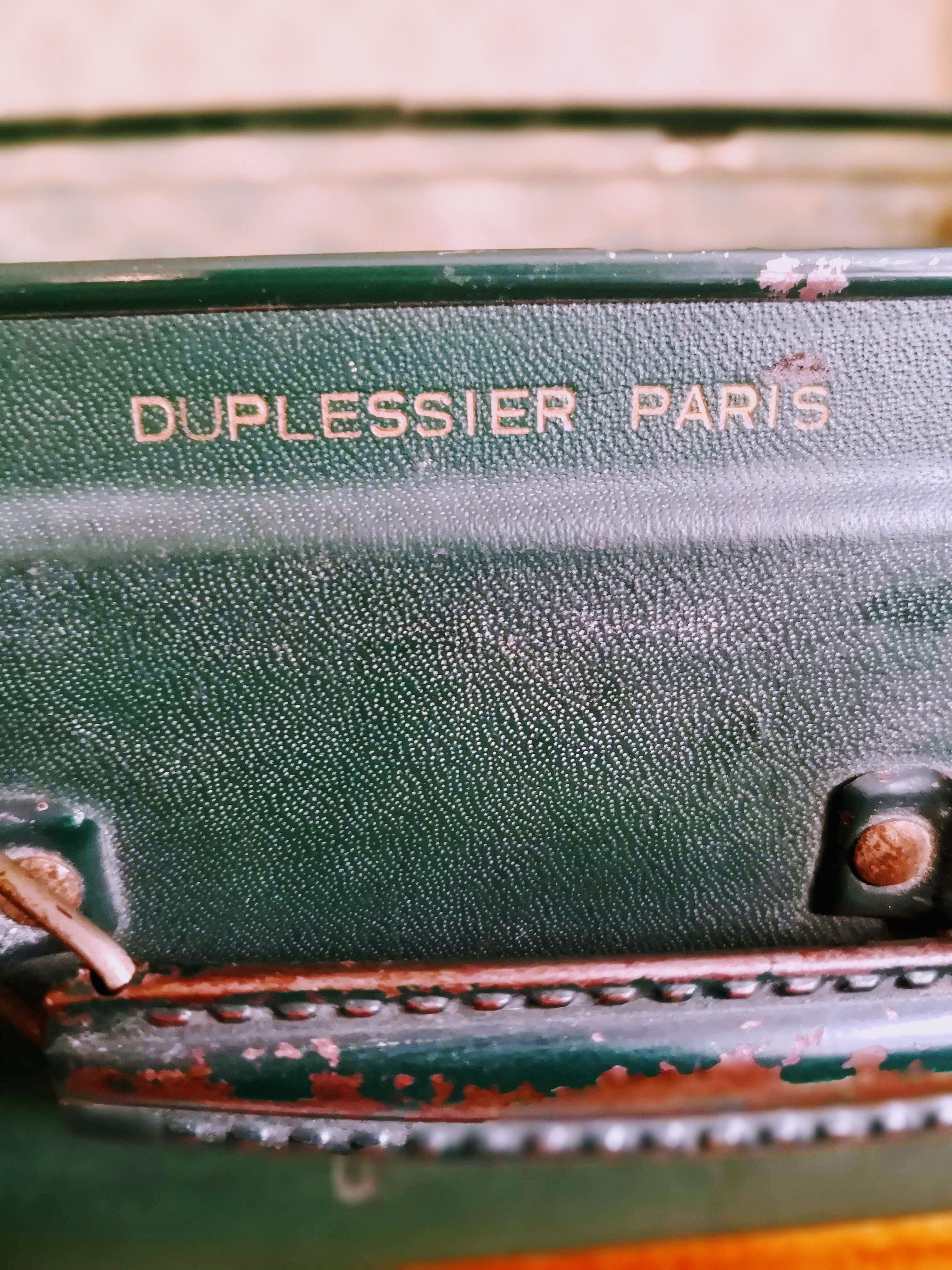 Green suitcase in vulcanized fibre