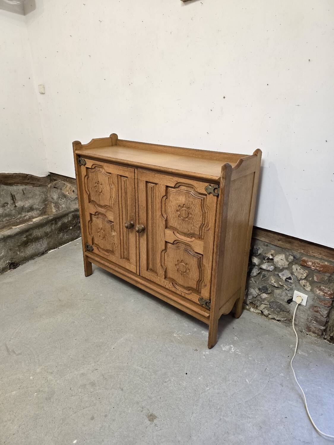 Buffet en chêne 1970 Guillerme et Chambron pour Votre Maison édition Circa