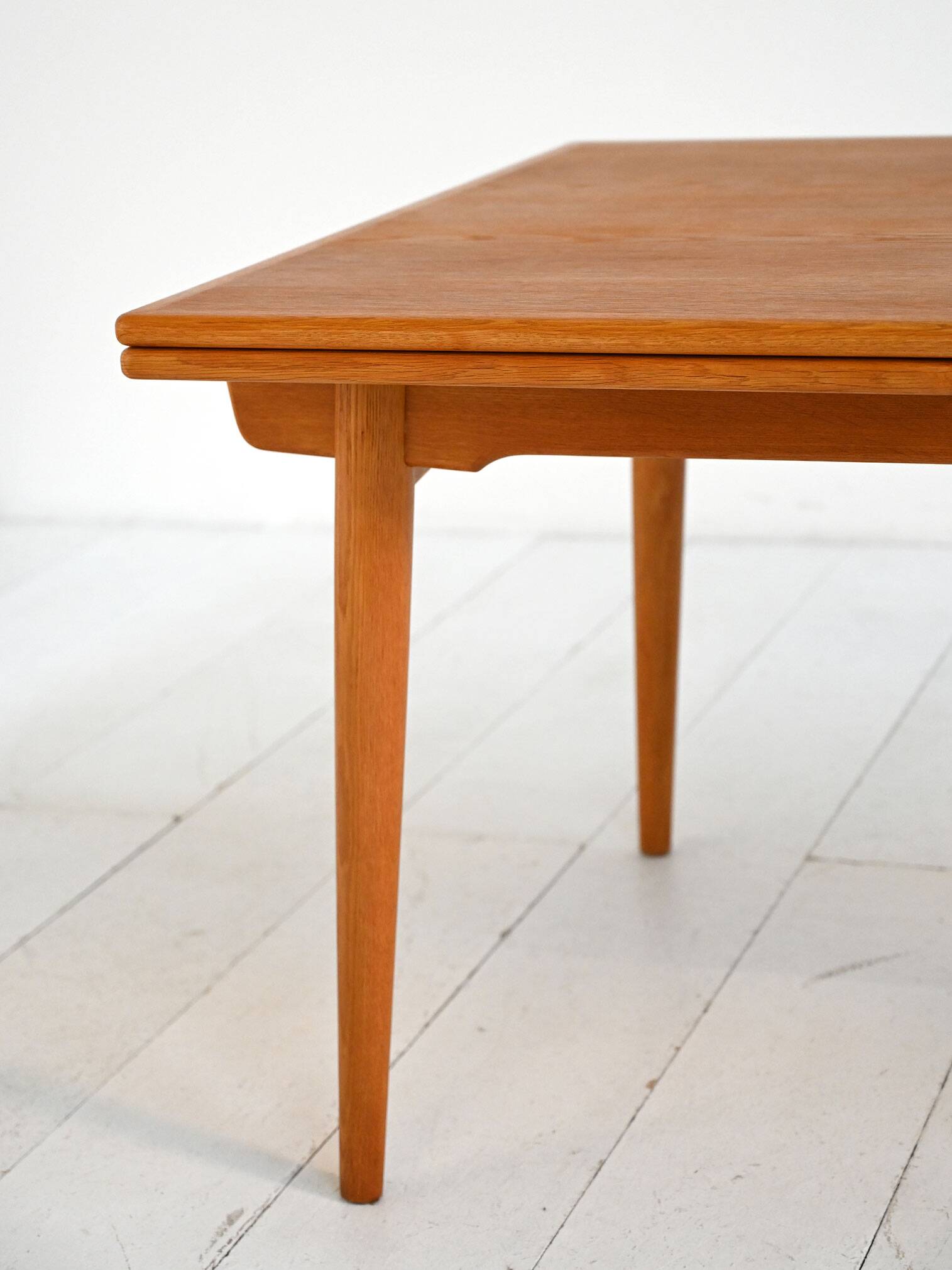 Table à manger extensible modèle “AT 312” par Hans J. Wegner