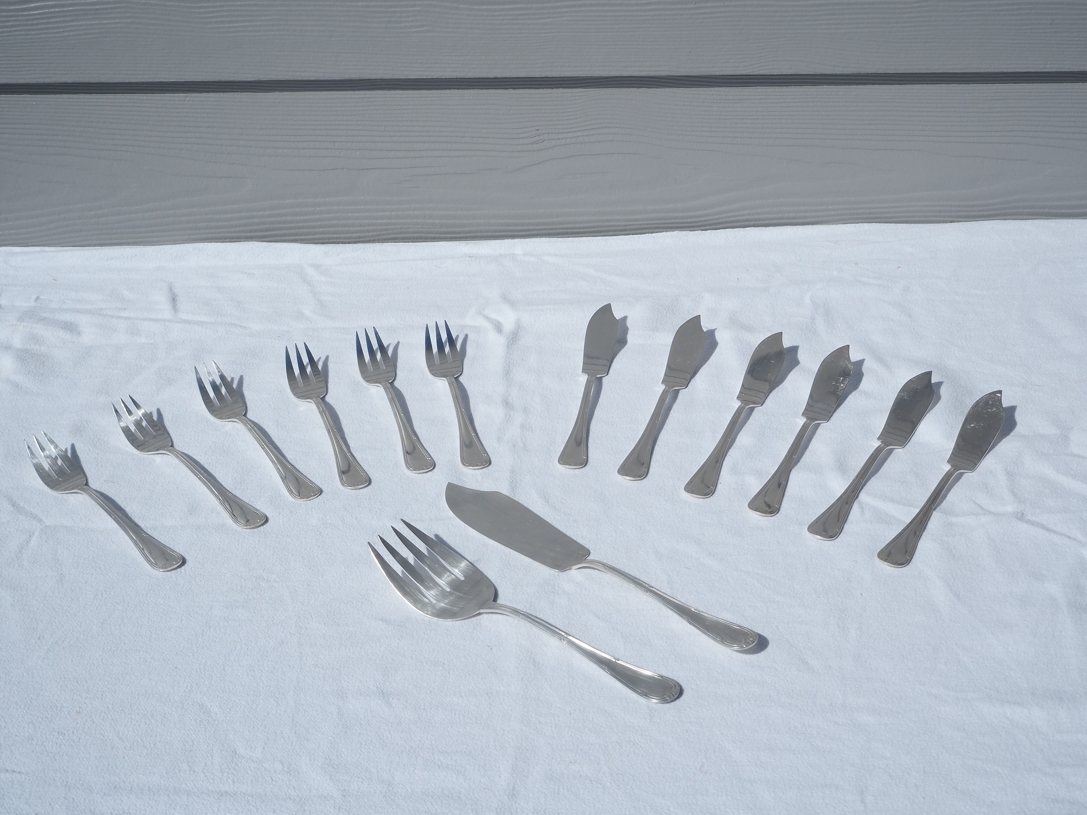 Fish service and its 6 silver-plated cutlery, crossed ribbon model
