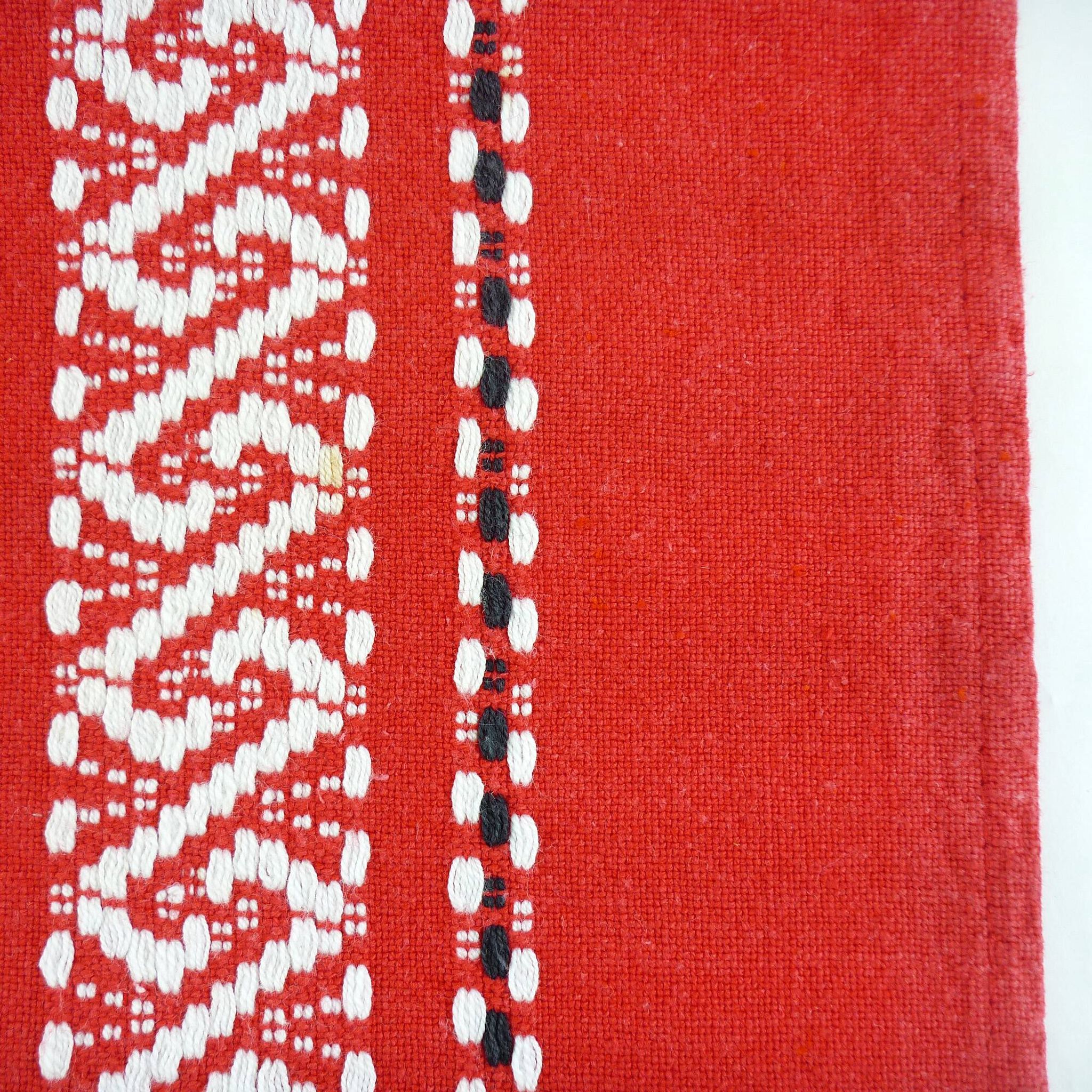 11 serviettes de table en  coton rouge - motifs brodés style basque