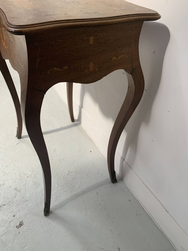 Table a ouvrage de style Louis XV en bois marqueté XX siècle
