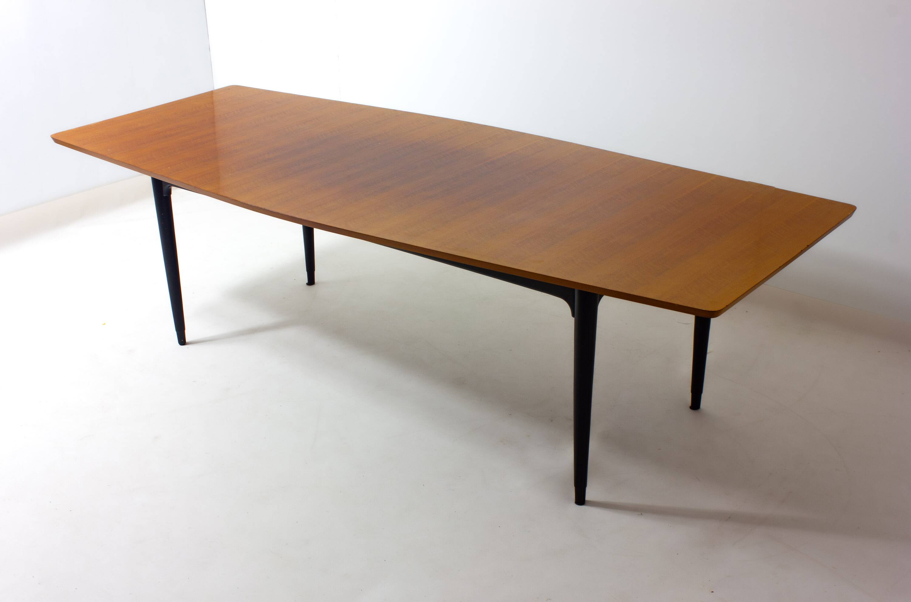 Rounded mid-century dining table, 1960s