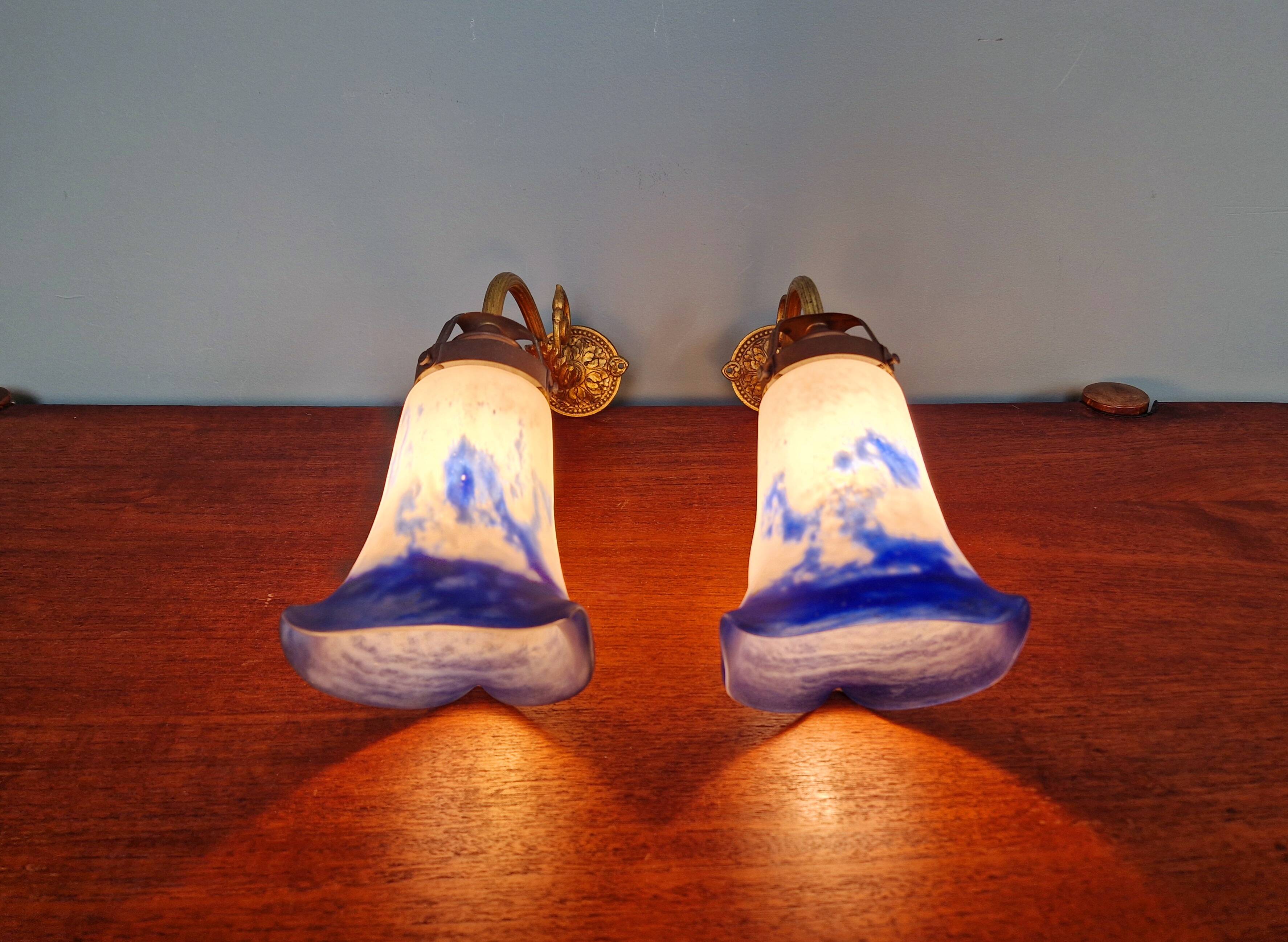 Pair of wall lights in bronze and marmoreal glass