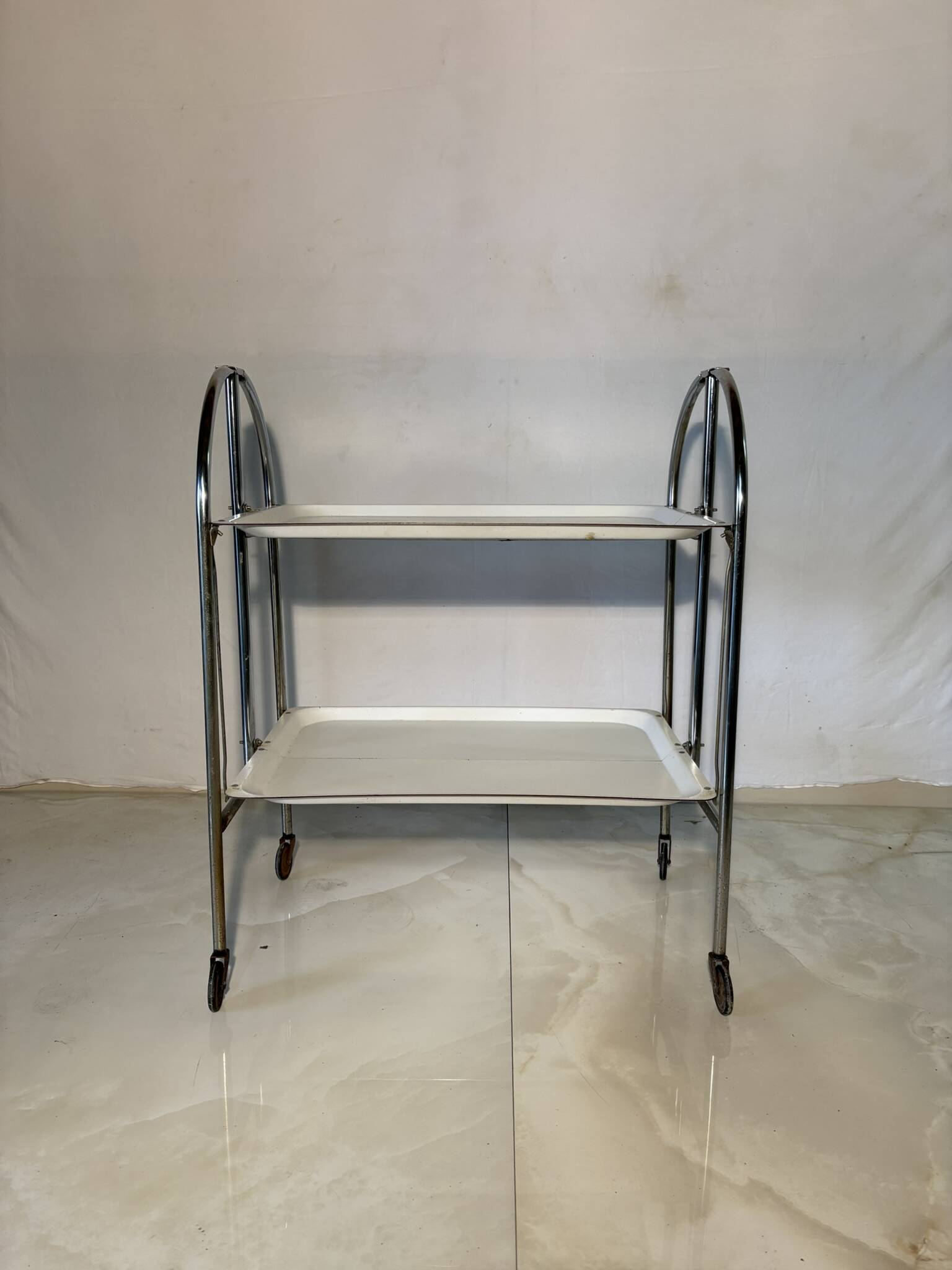 Vintage folding trolley in chromed metal and enamelled trays