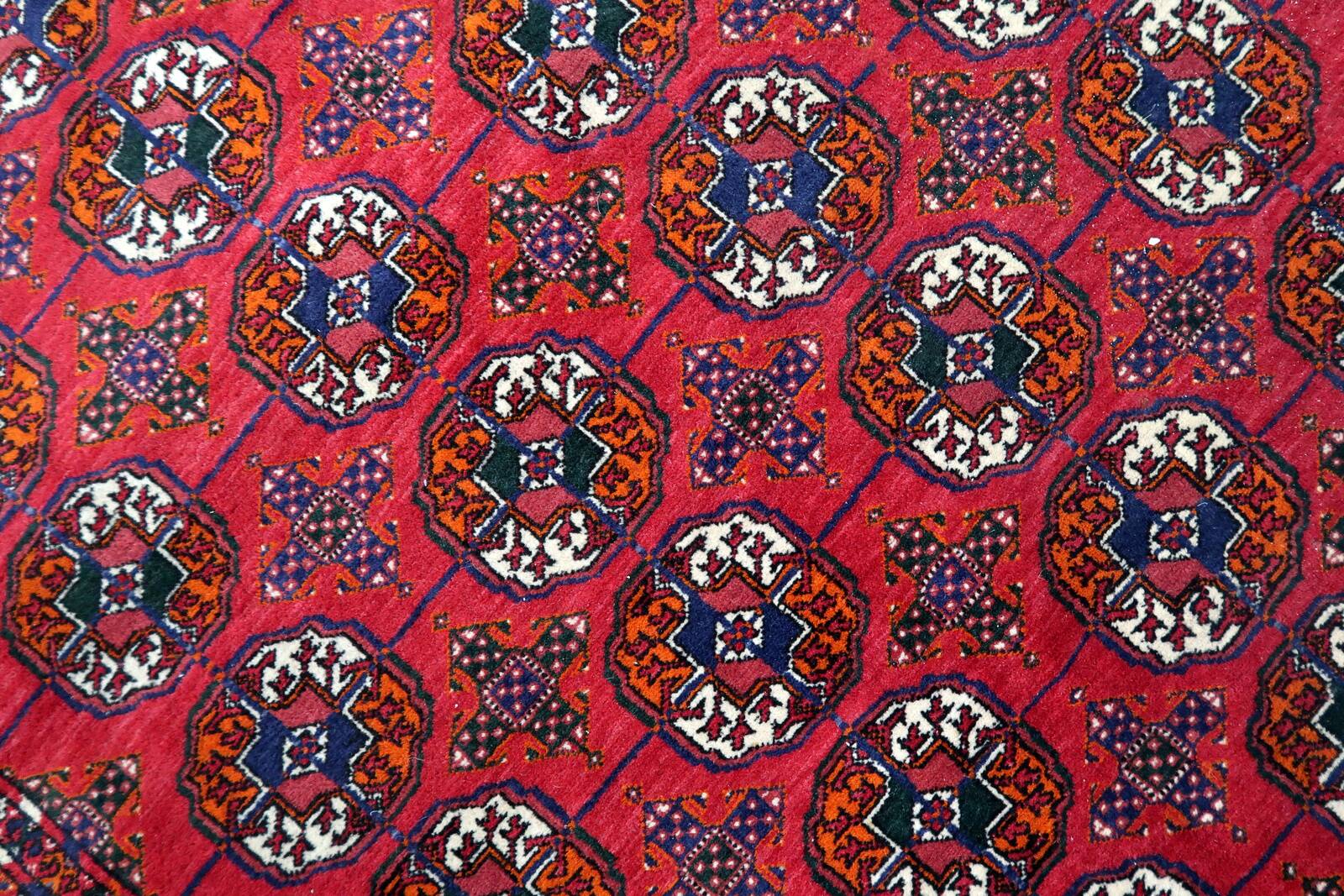 Tapis Vintage Tekke Turkmène Fait Main en Laine – Années 1960 – 126 x 188