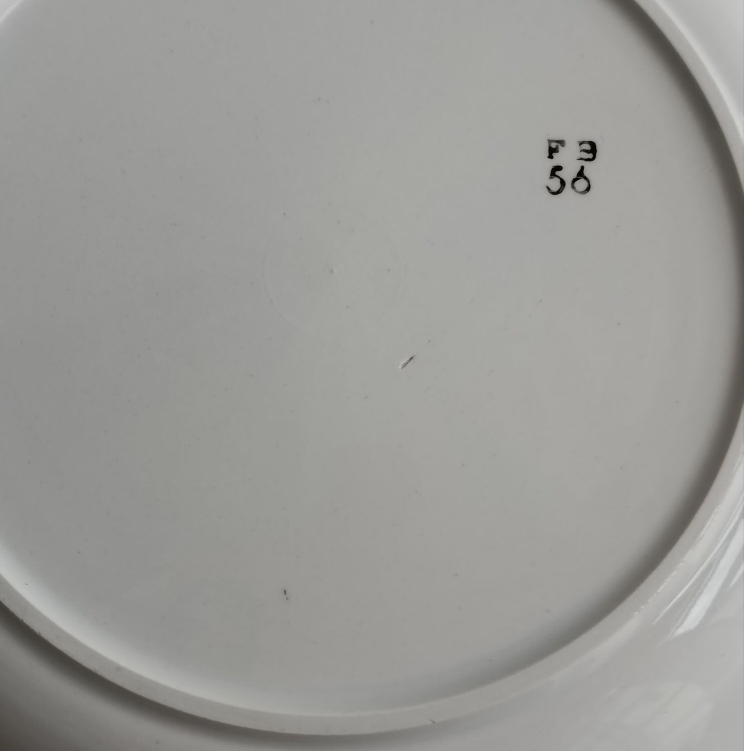 Six mismatched plates iron earth