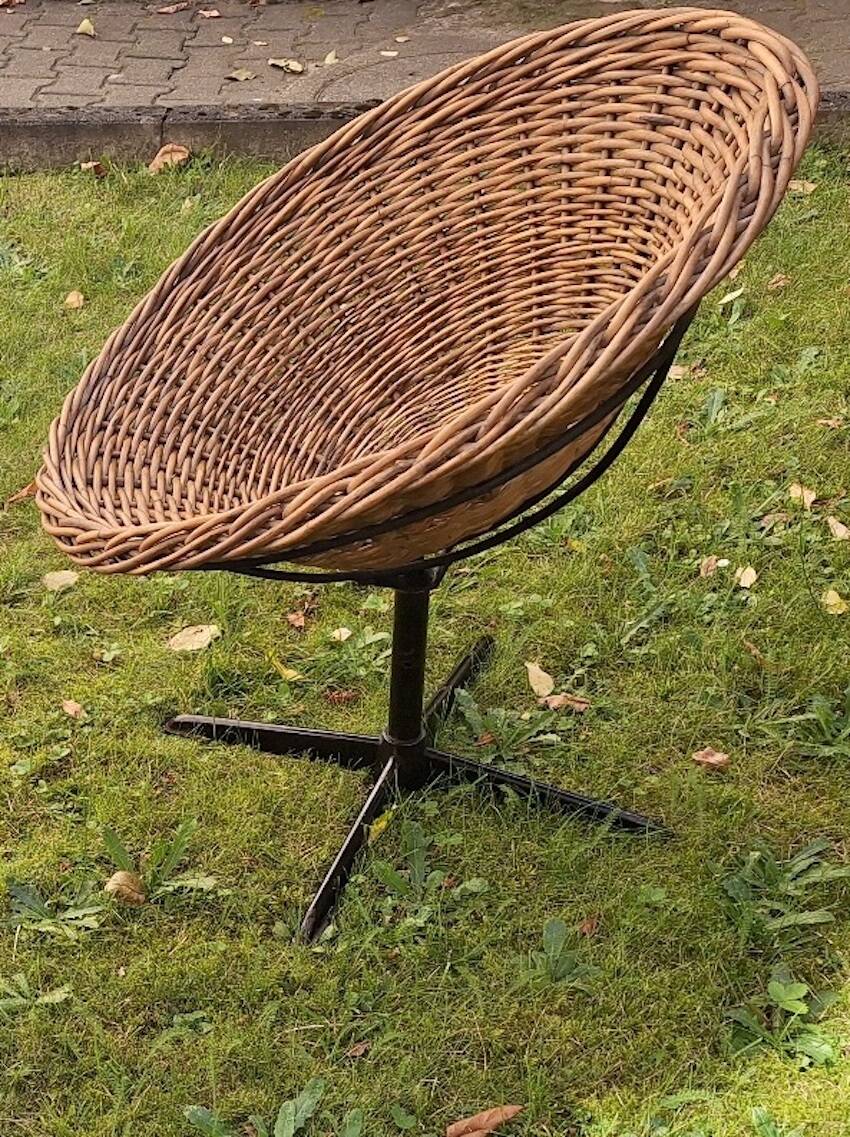 Chaise pod pivotante en rotin et fer, années 1960