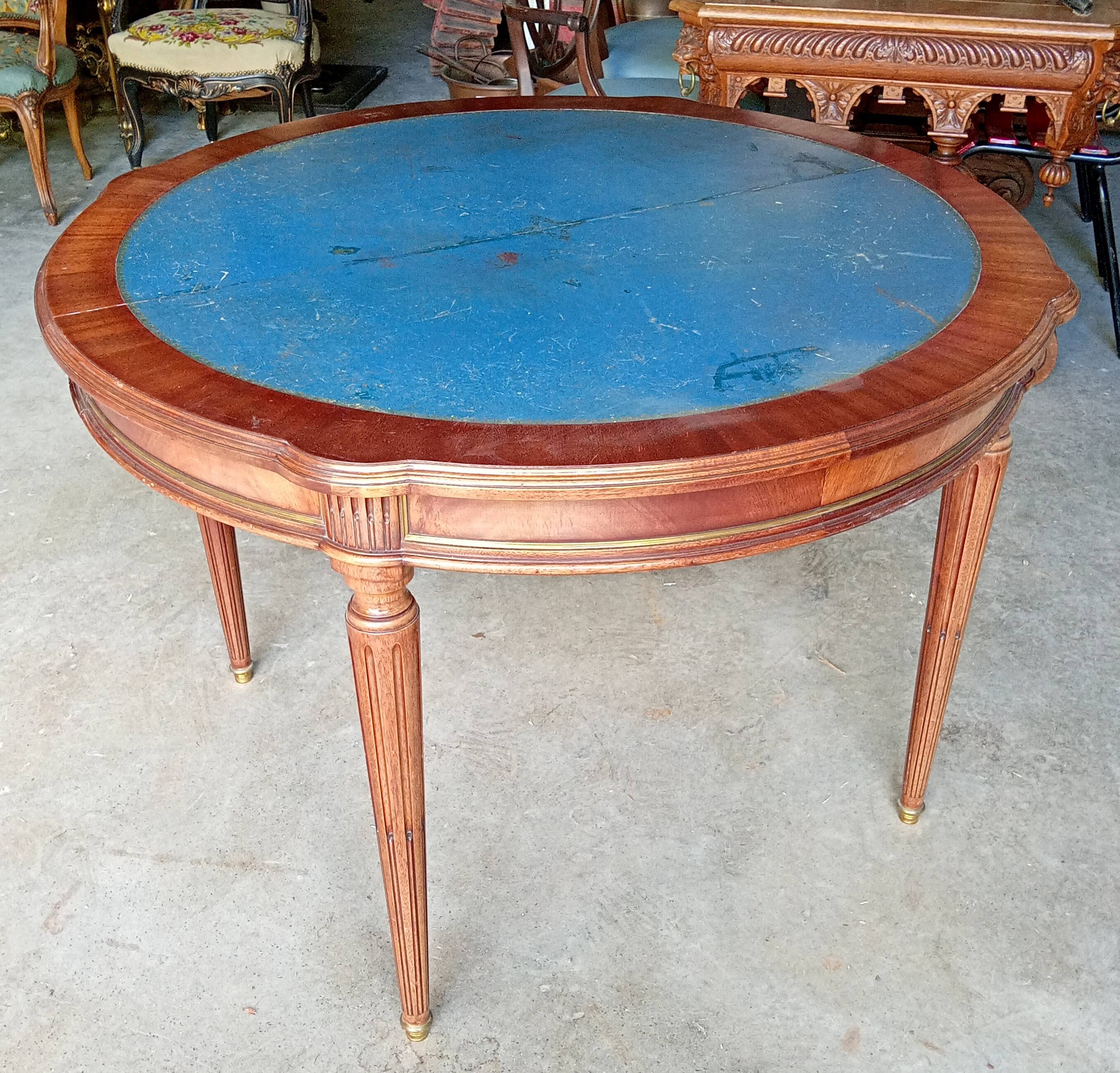 Elegant game table or circular extending side table in Louis XVI style.