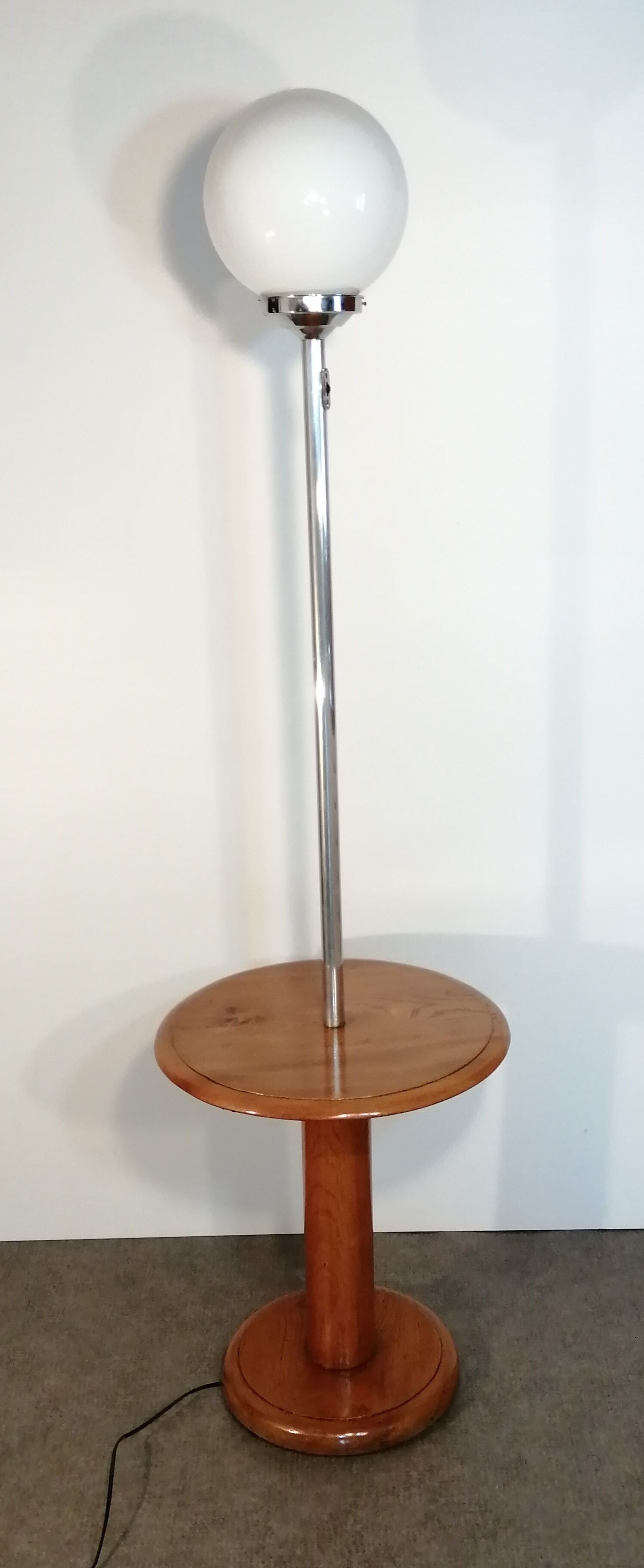 Globe floor lamp, in opaline and chrome with its wooden shelf Vintage, 1950-60