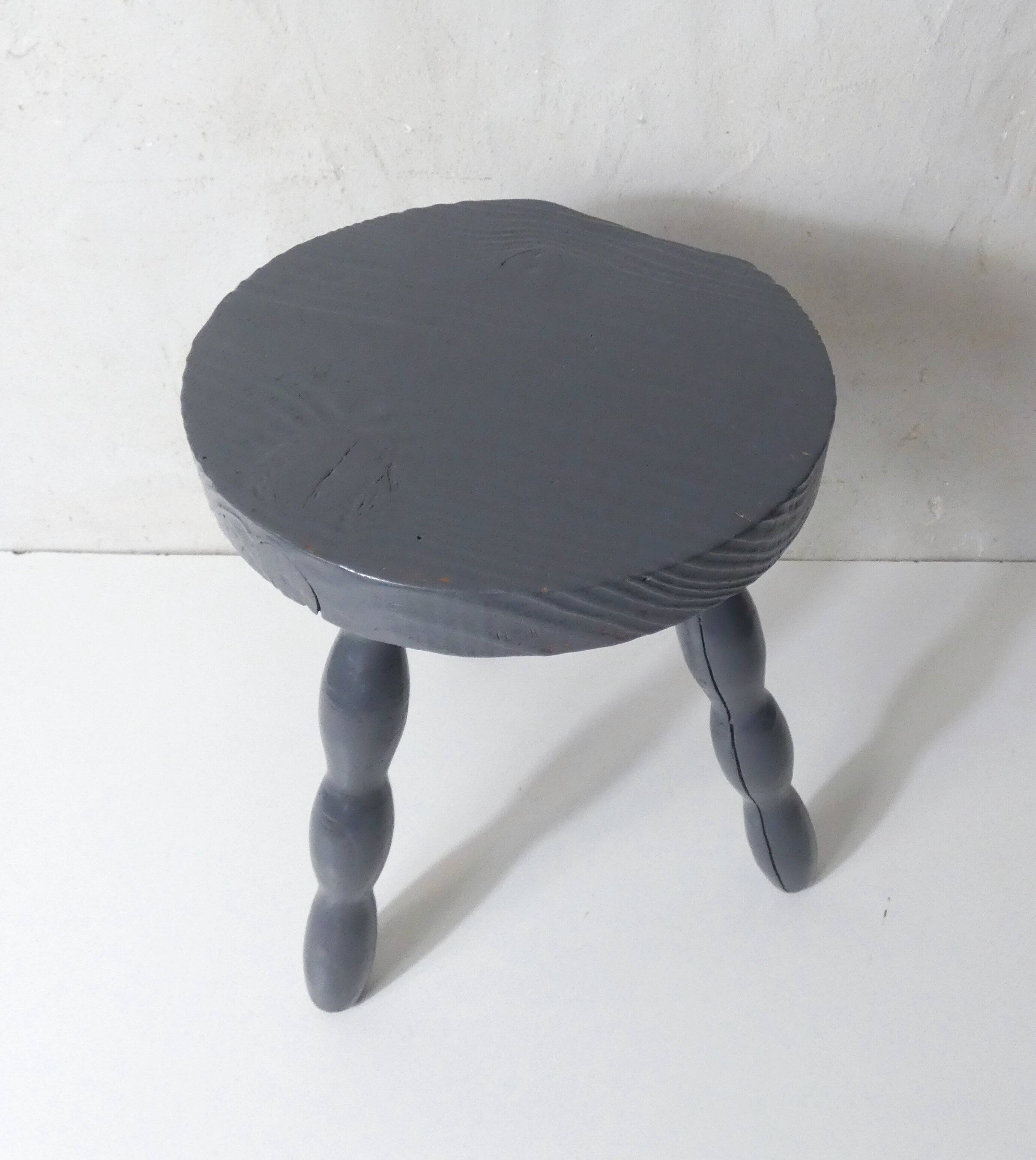 ancien tabouret tripode en chêne massif