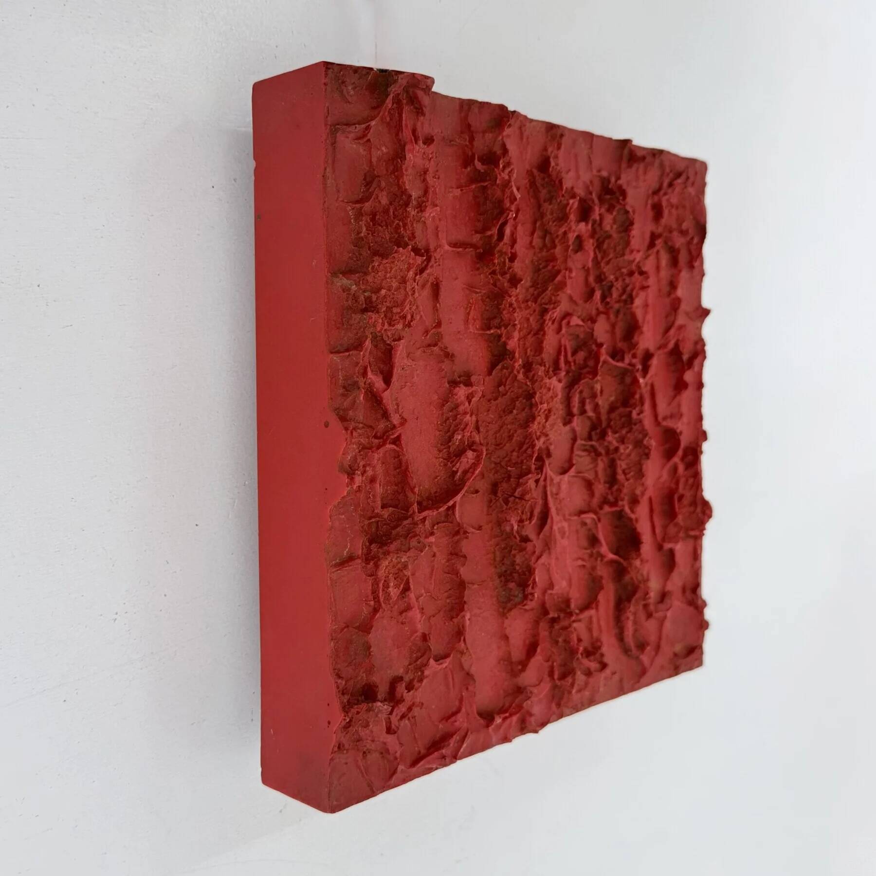 Lampe murale sculpturale rouge design Uwe Mersch des années 1970.