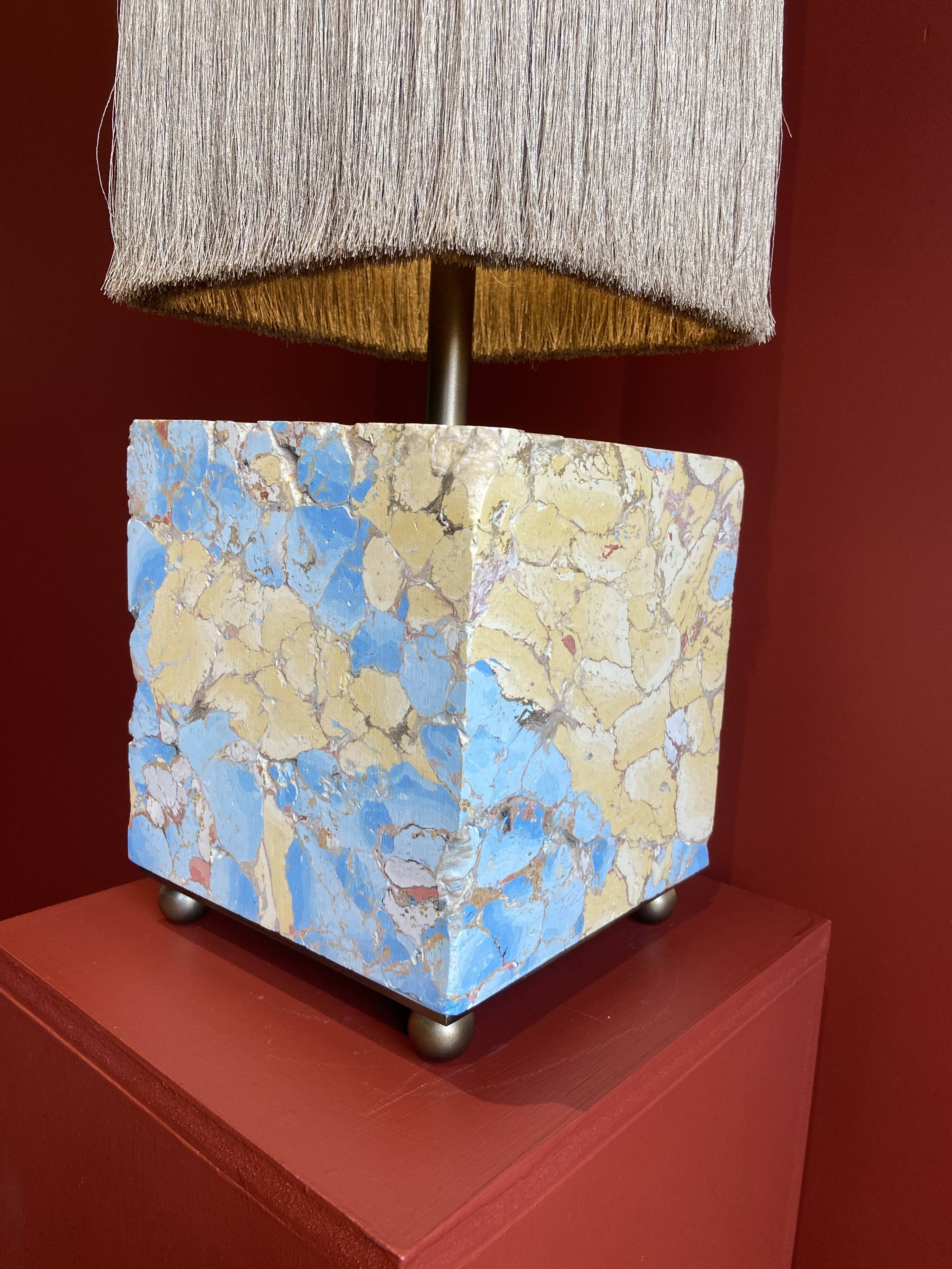 Base stuck blue beige marble-plaster, fringed lampshade Houles, 21st century.