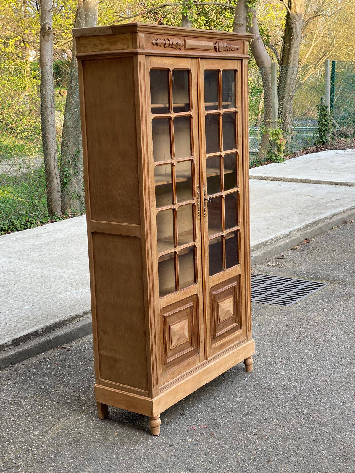 Parisian Art Deco display cabinet from 1950, renovated in raw solid oak, 101cm.