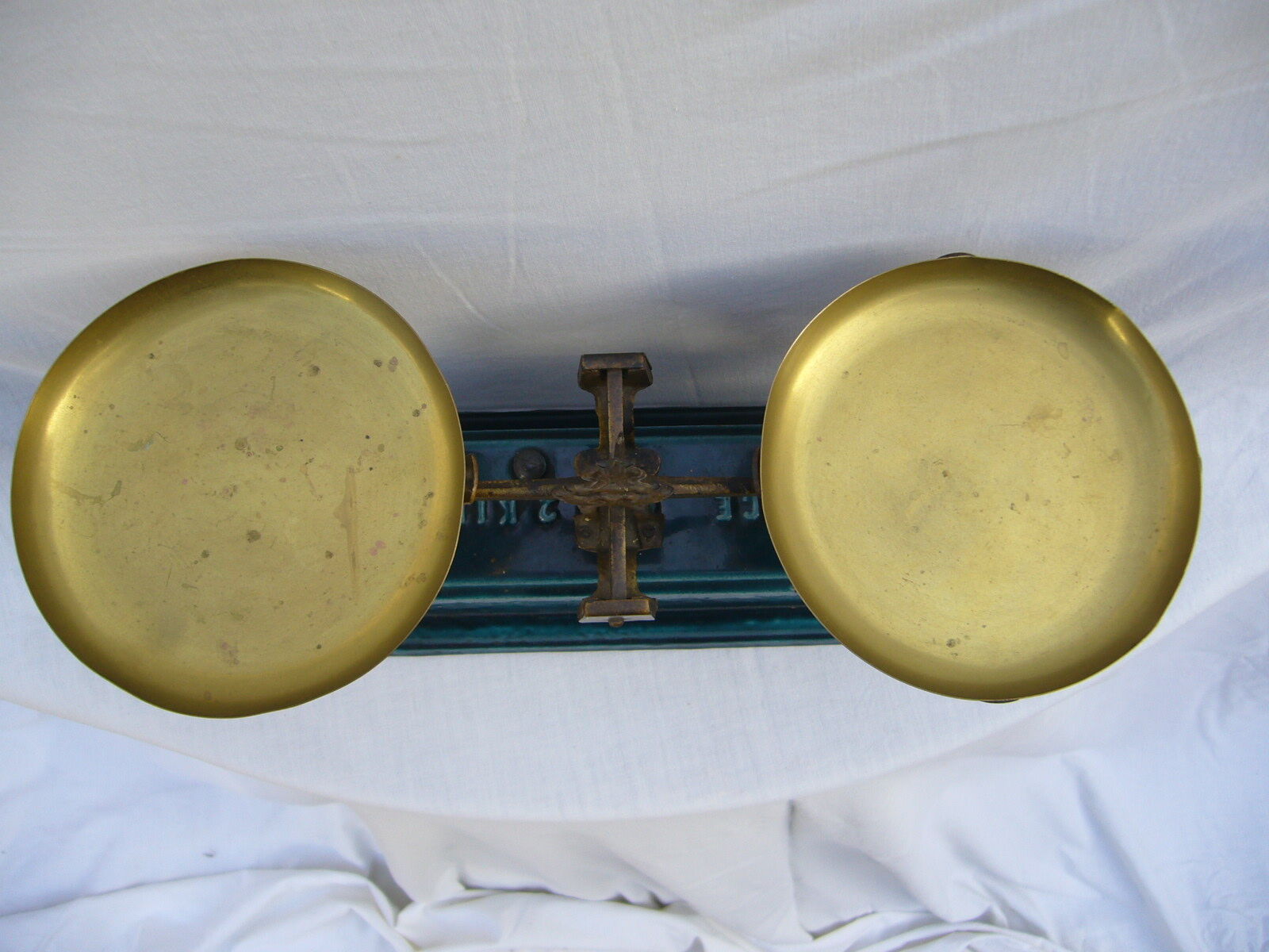 old enameled kitchen with its weight scale
