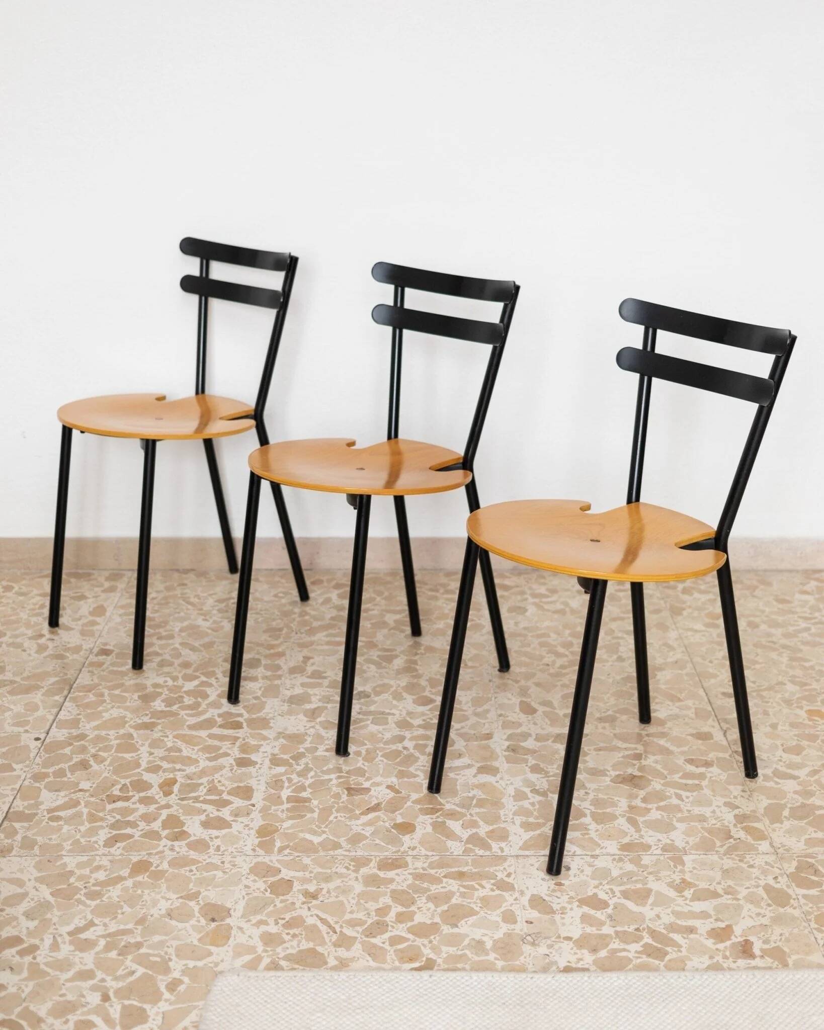 Set of 3 Italian mid-century chairs in black steel frame and natural wood seats - stackable, 1970s