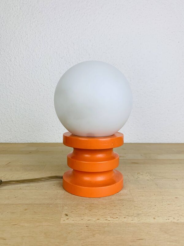 Lampe space age bois orange et globe opaline, années 70