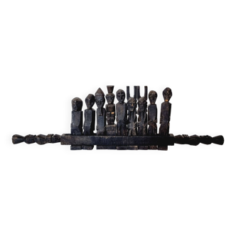 Curieuse Sculpture de Village Dogon au Mali présentant 9 Personnages enchâssés avec mystère dans un