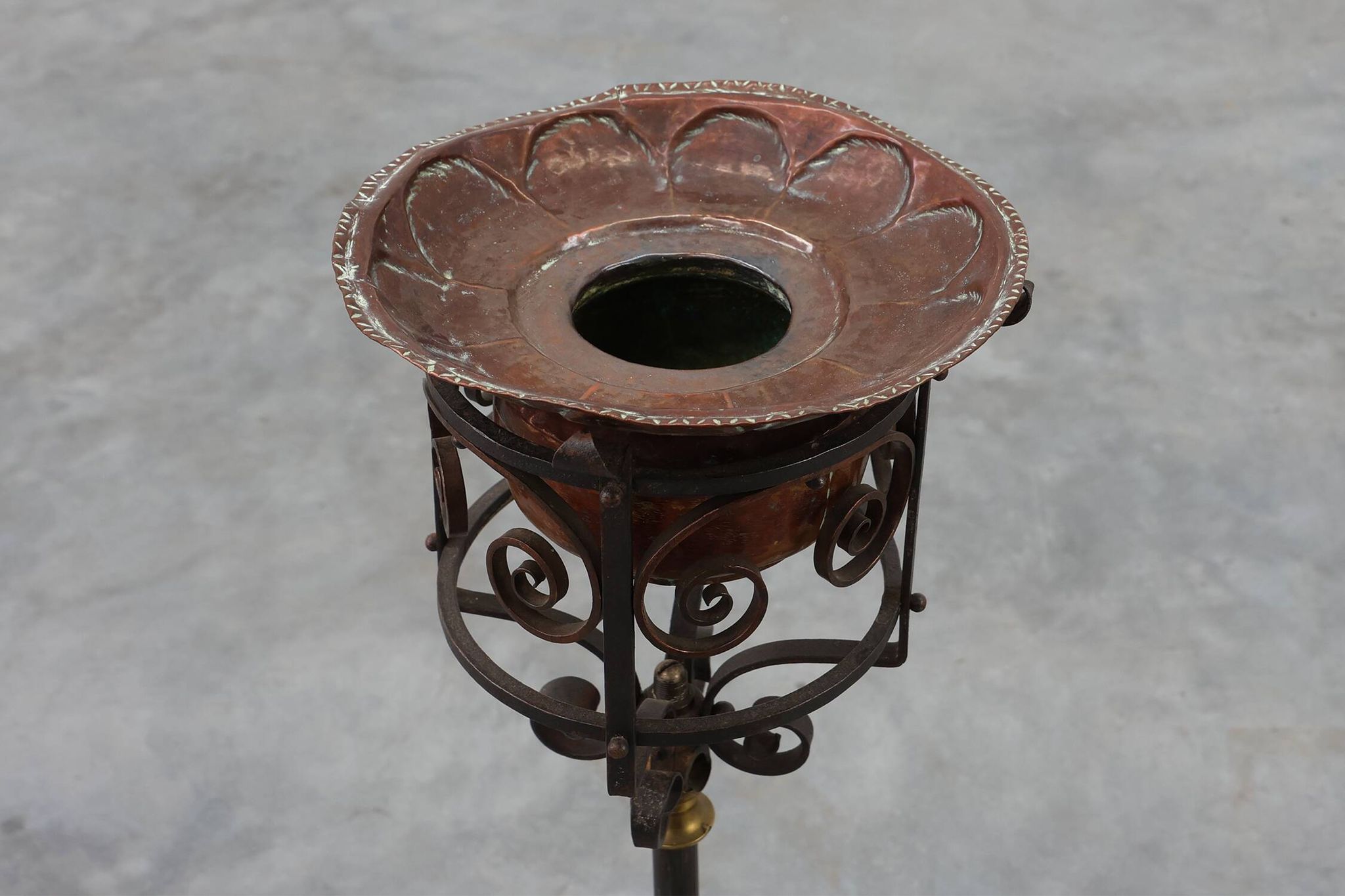 Art Nouveau planter in metal and copper, France ca. 1905