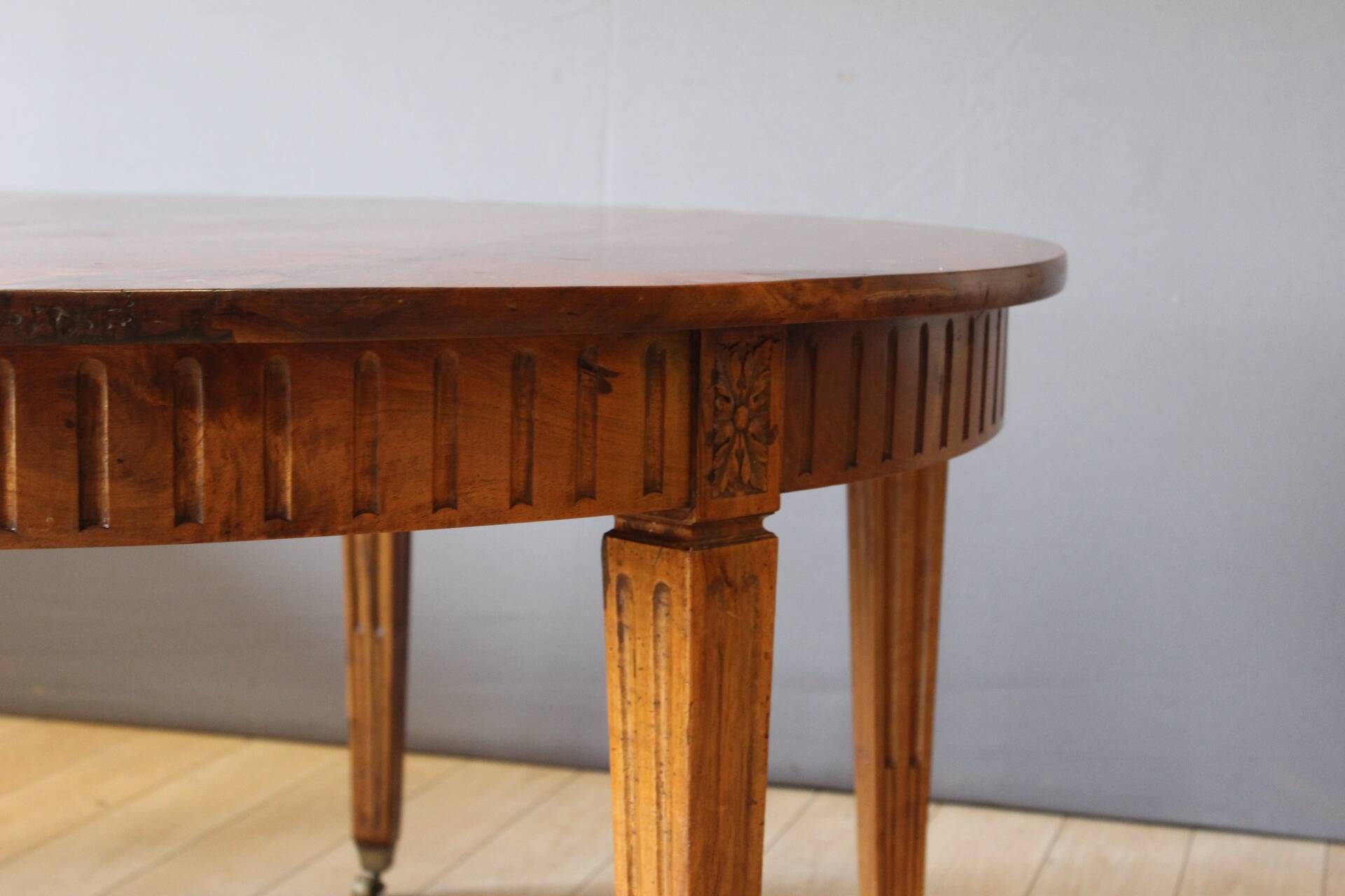 Louis XVI belt table with extensions in walnut, 19th century.