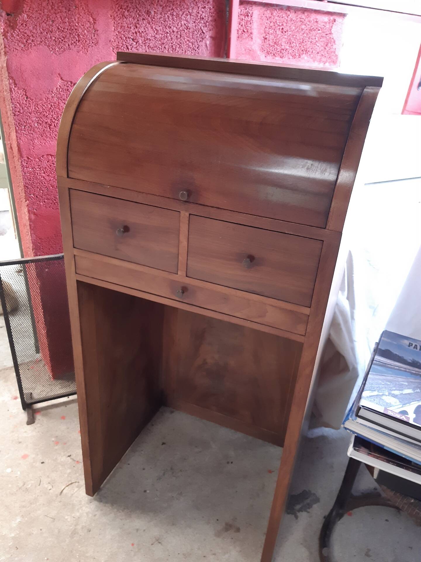 Meuble de métier à rouleau.
