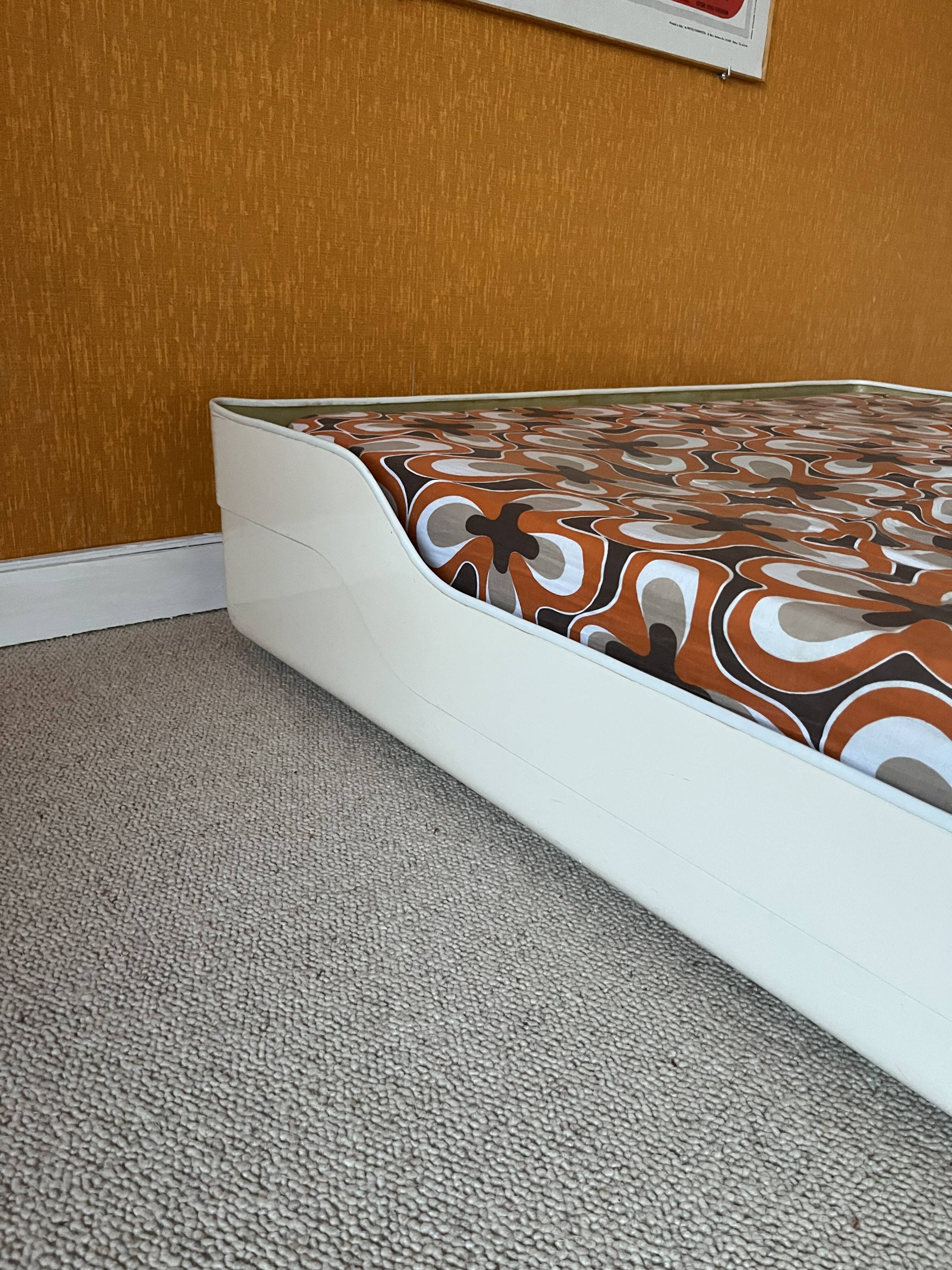 Double bed Series Ozoo, designed by Marc Berthier, white fibreglass, 70s.