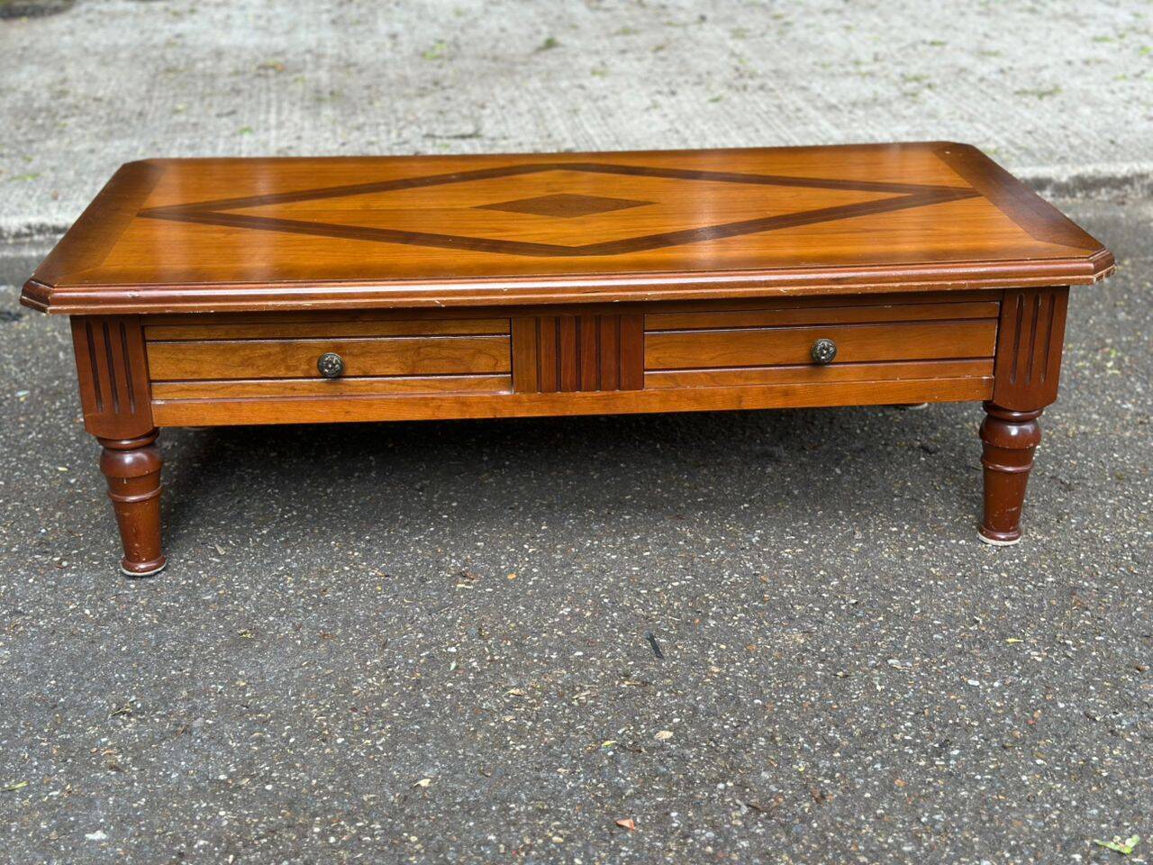 Table basse coloniale en bois massif avec 2 tiroirs
