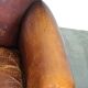 Fauteuil en cuir de mouton robuste et usé mais très confortable avec une belle patine