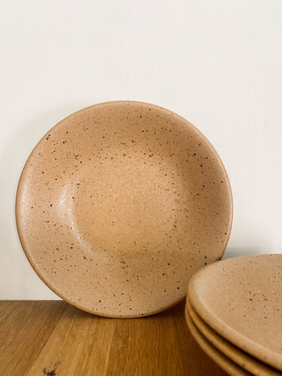 4 hollow plates in speckled stoneware