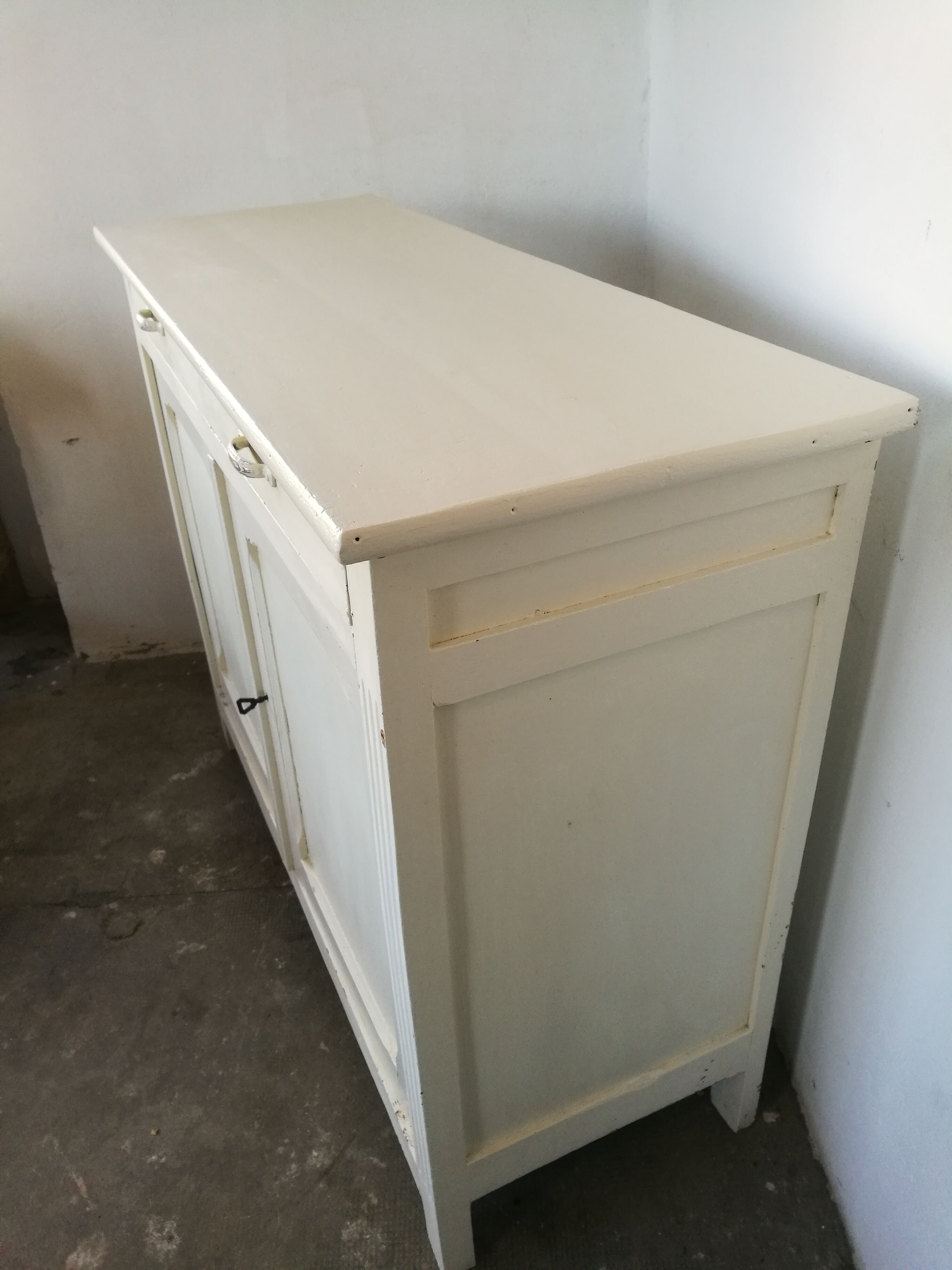 White parisian buffet