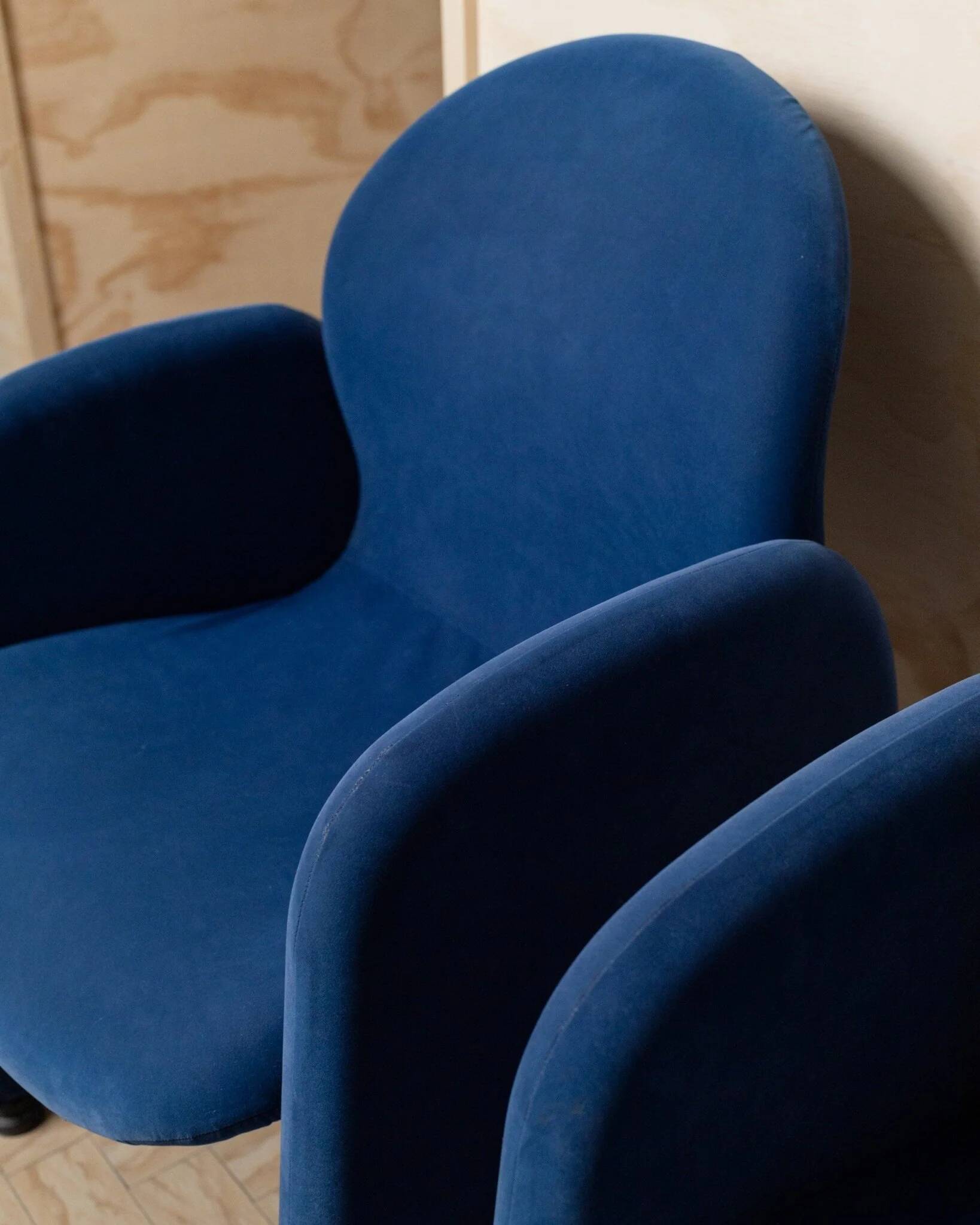 Paire de fauteuils en velours bleu avec pieds ronds en acrylique - design italien des années 1970.