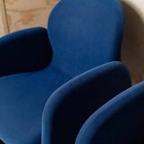 Paire de fauteuils en velours bleu avec pieds ronds en acrylique - design italien des années 1970.
