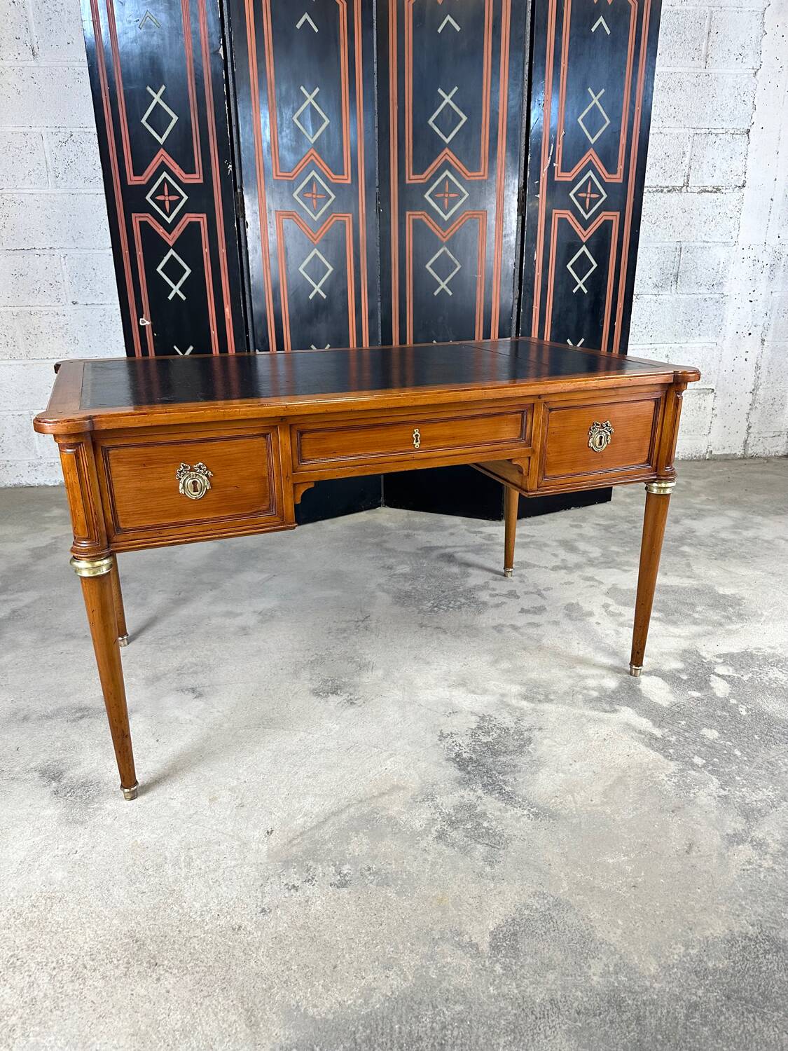Bureau plat Louis XVI dessus cuir noir