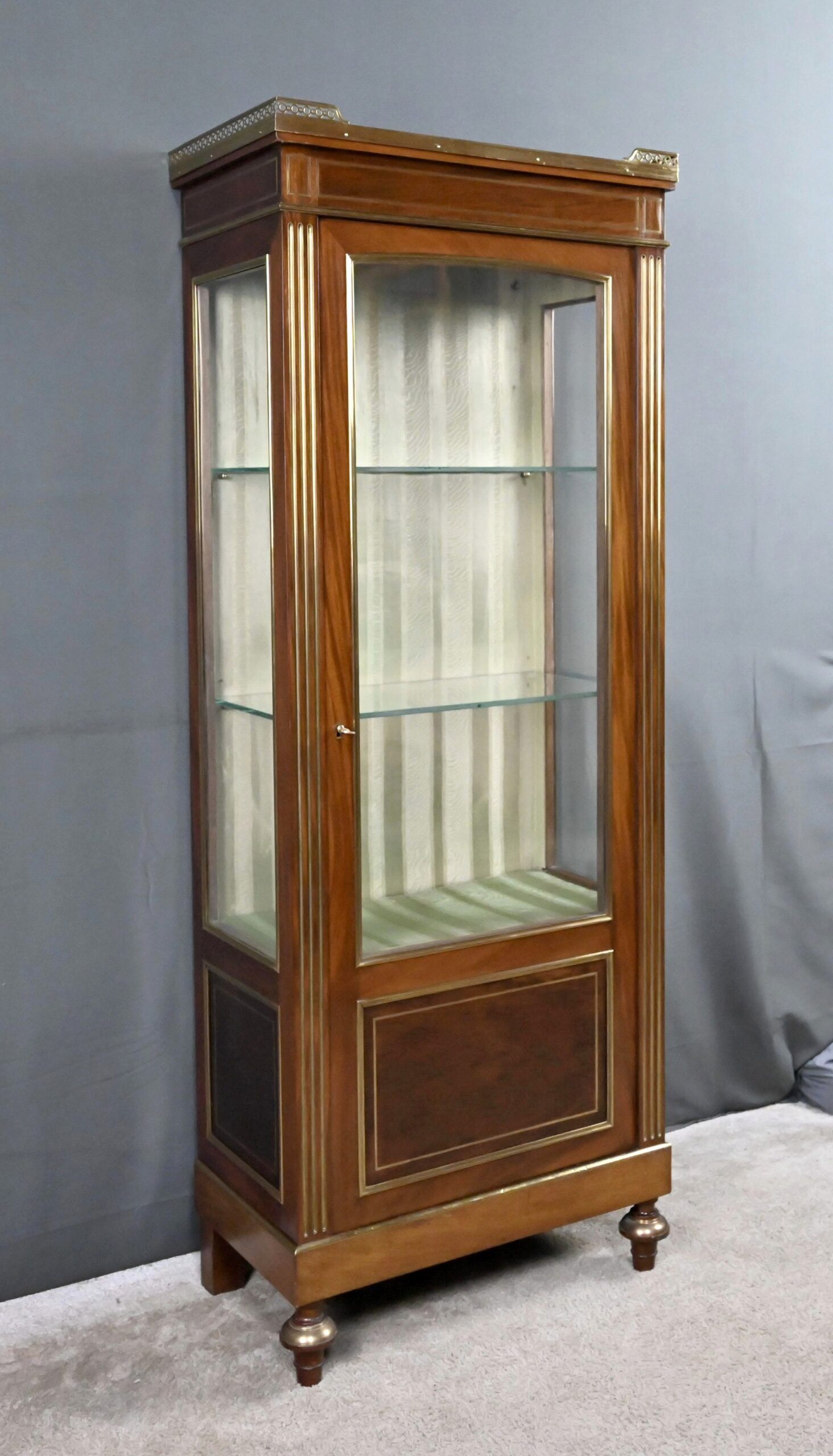 Vitrine en acajou, style Louis XVI – Début XXe