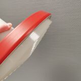 Lampe à suspension des années 70, métal laqué rouge avec plateau en plastique dur