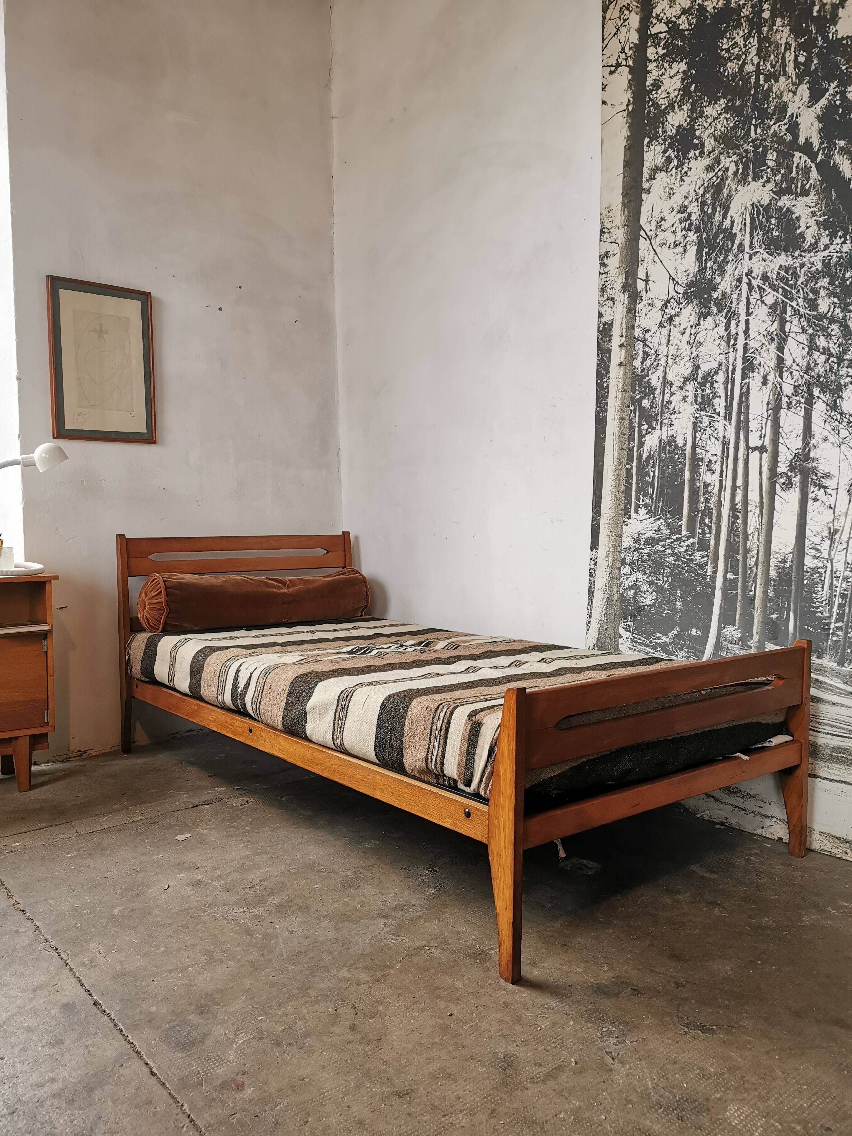 Bed of the 50s reconstruction style in oak