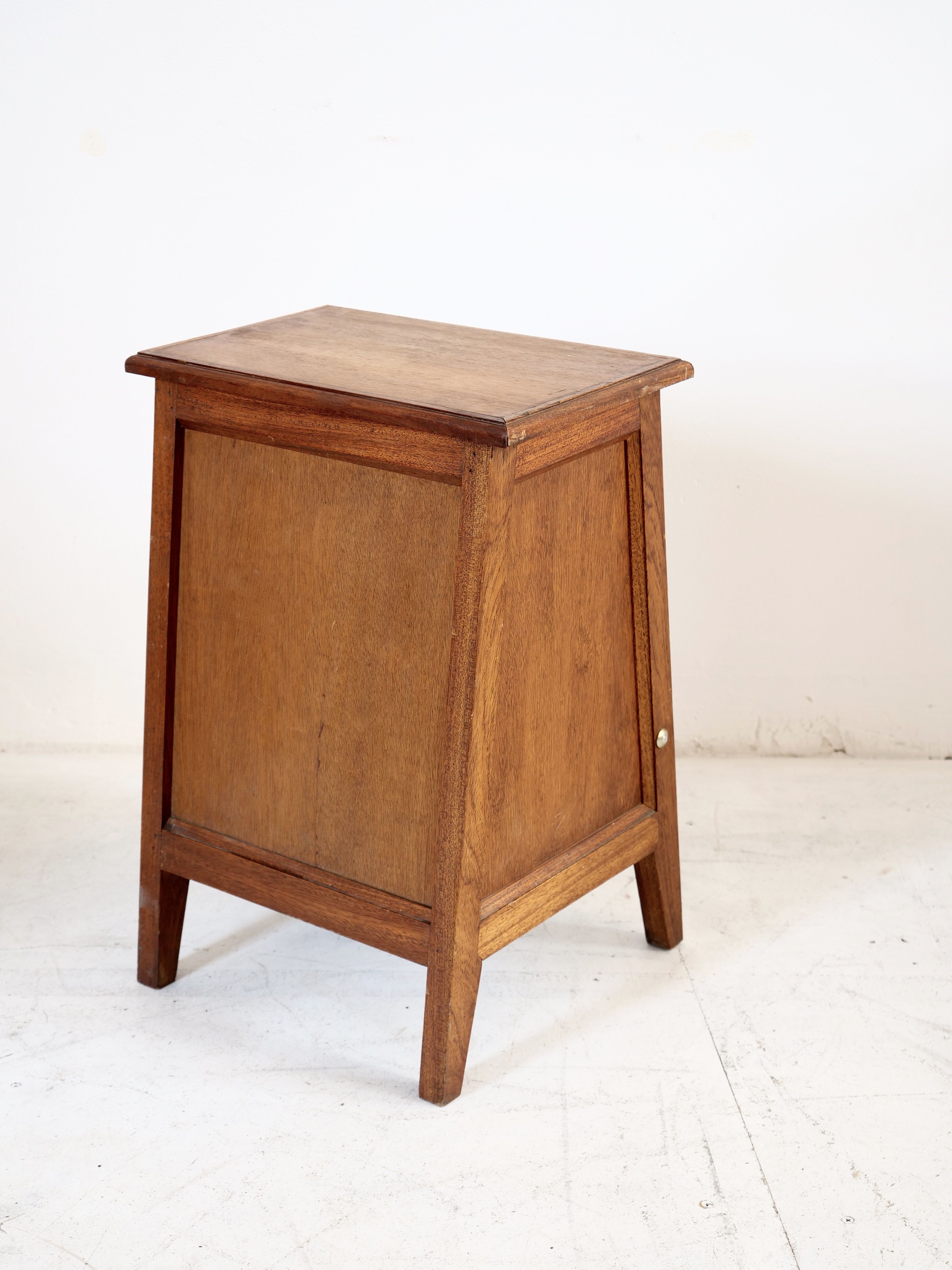 Retractable step stool in solid wood art deco