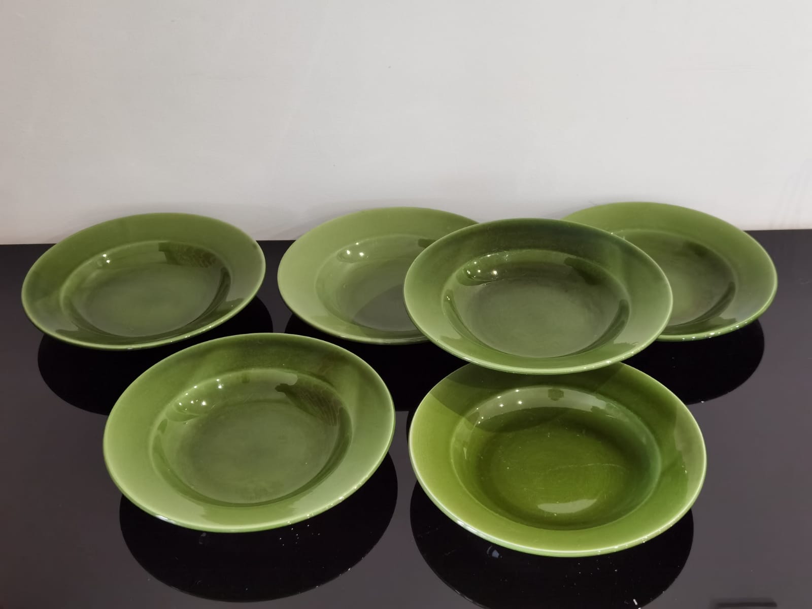 Hollow plates in glazed glazed ceramic green