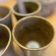 Ensemble de 4 tasses verres gobelets en grès Digoin et cuillères en bois