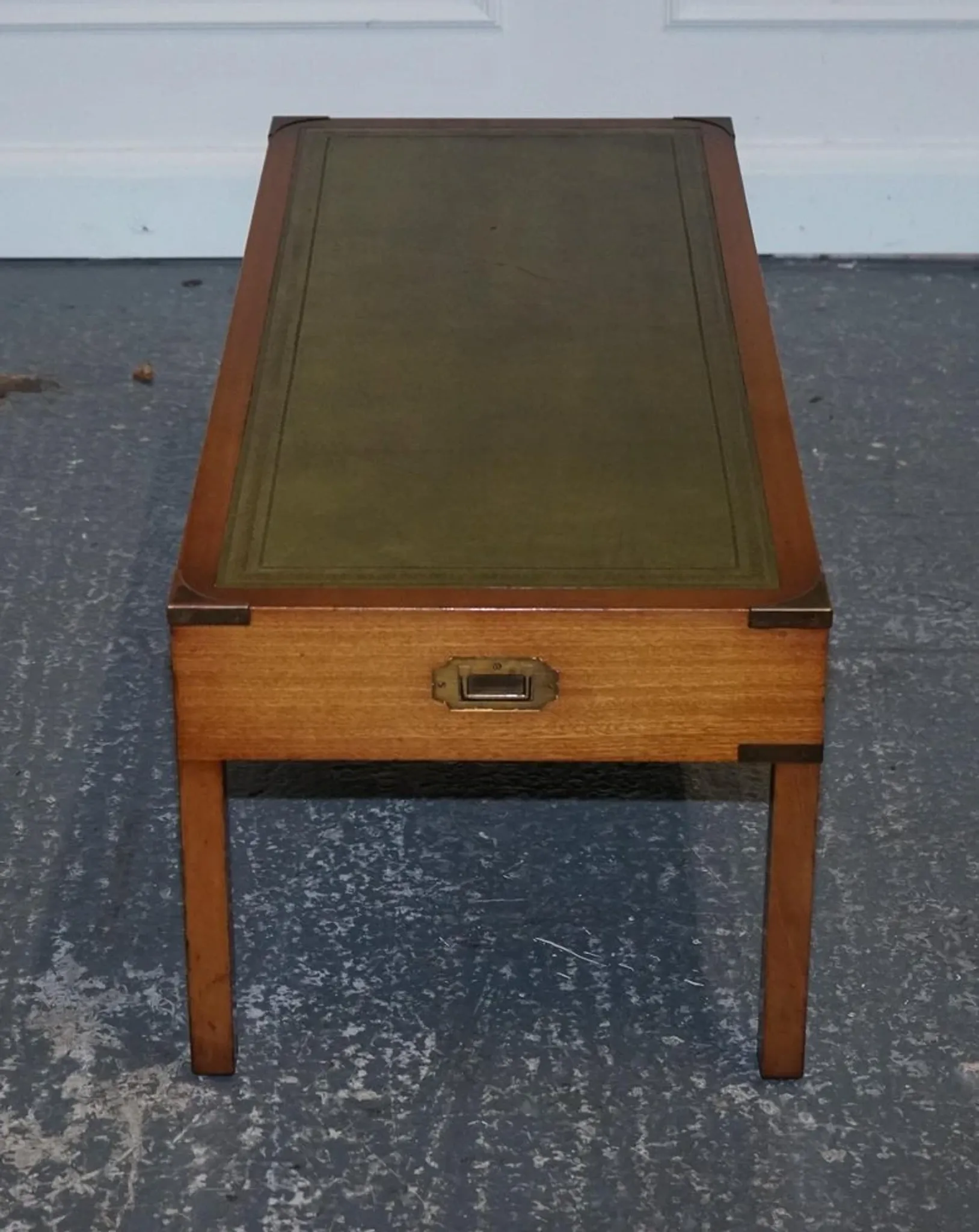 Table Basse Bevan Funnell avec Plateau en Cuir Vert