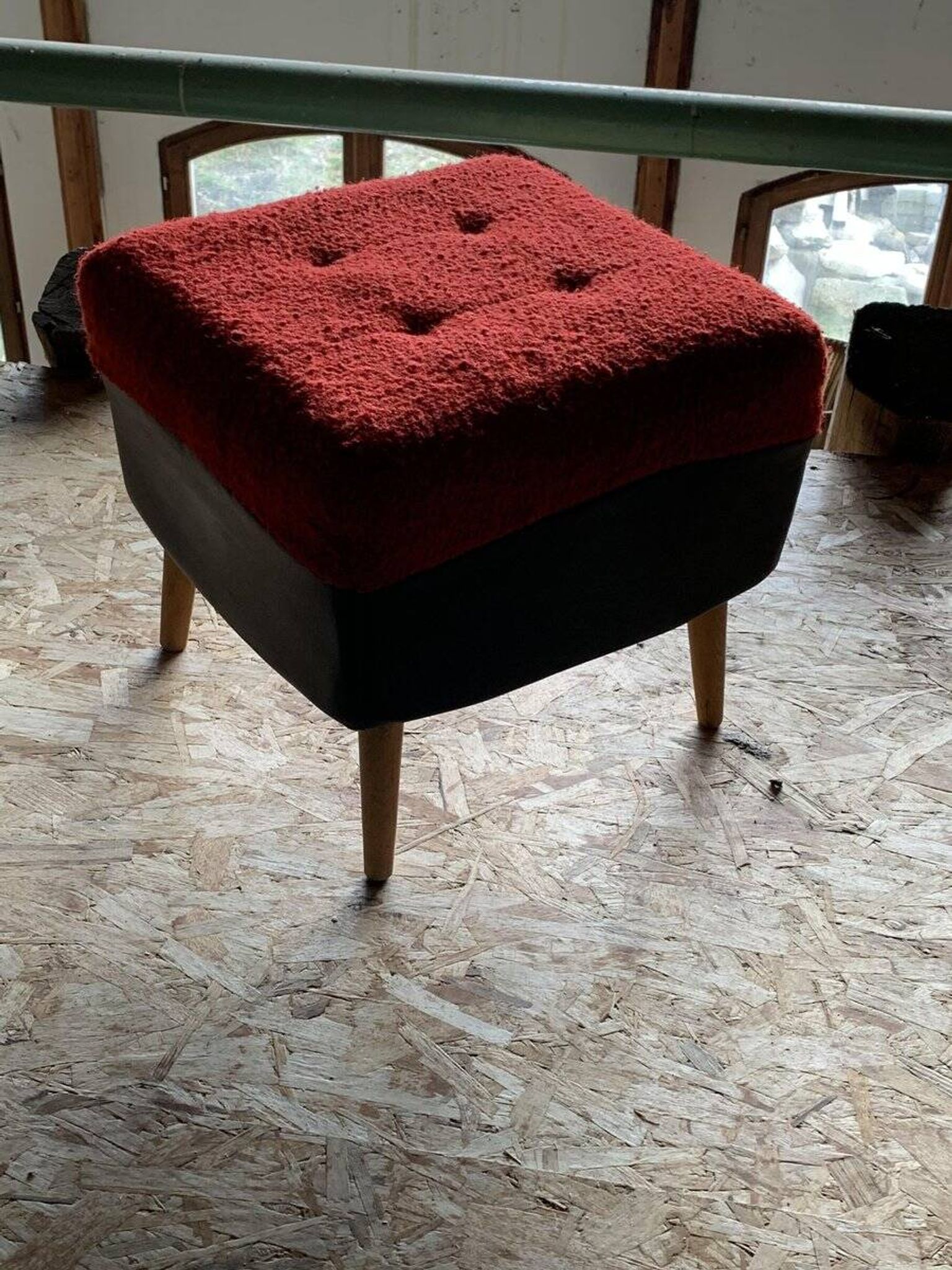 Set of 2 mid-century stools in red and black fabric and faux leather, with light wood legs.