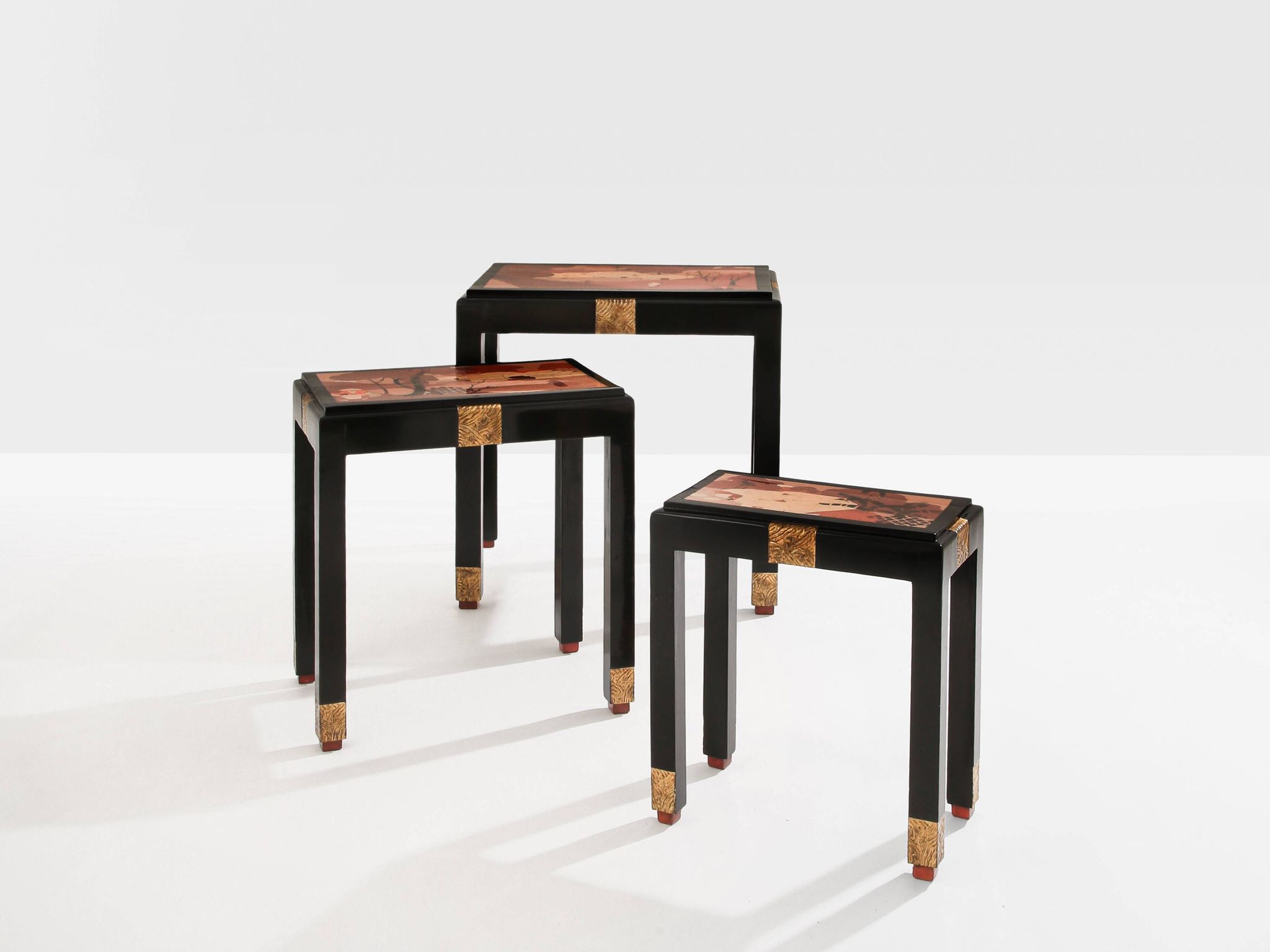 Set de trois tables gigognes décors asiatique bois noirci vers 1920