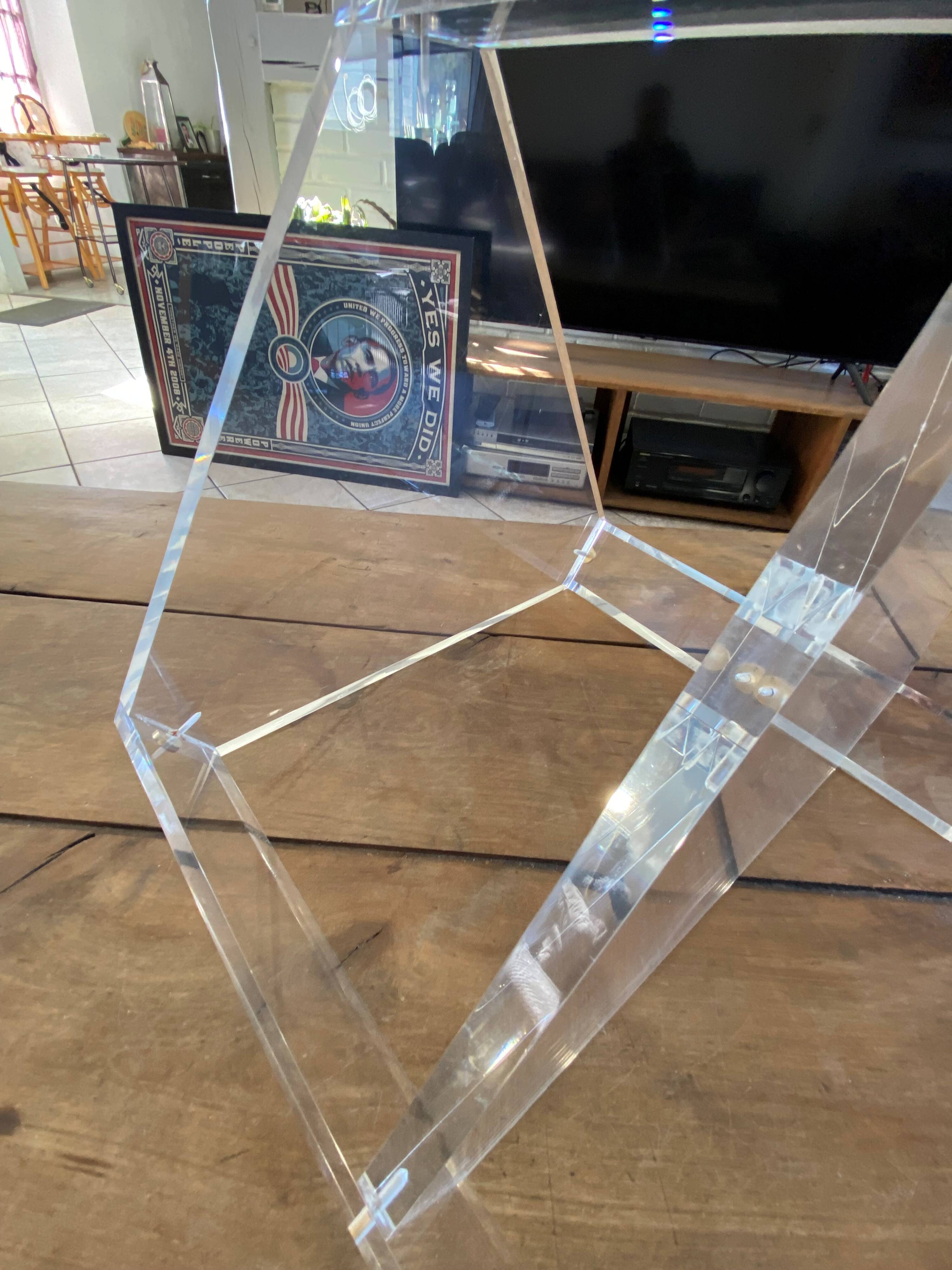 Table basse, d'appoint triangulaire en plexiglas, 1970