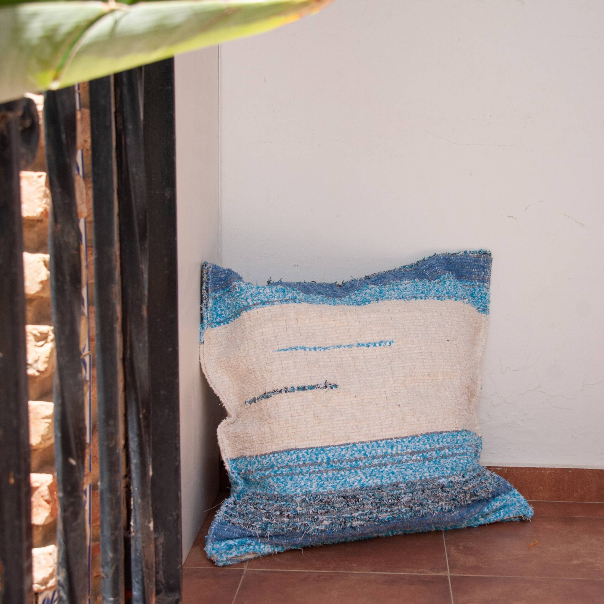 Housse de coussin artisanale en coton recyclé tissé main