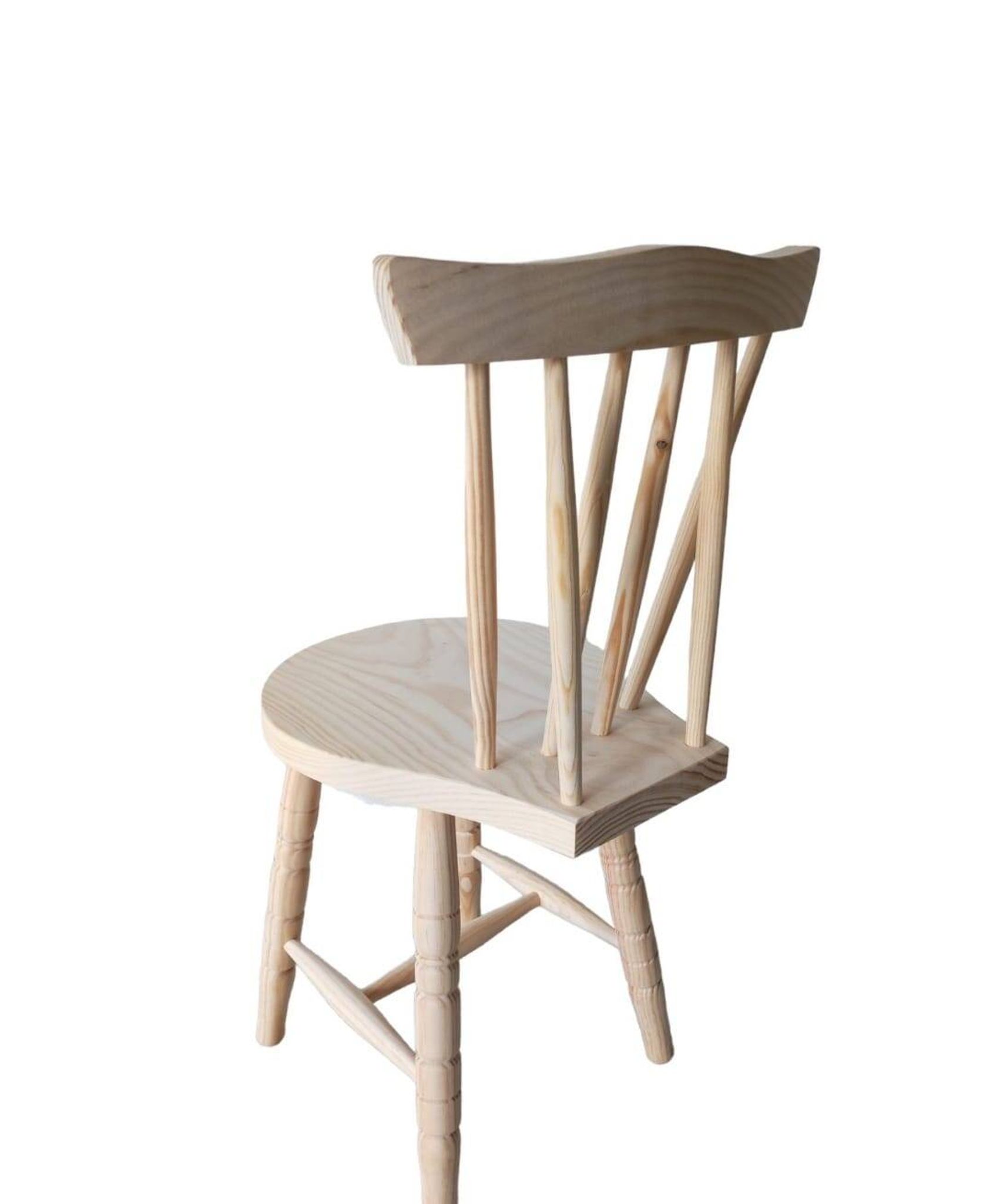 Chaise rétro en pin massif brut style Windsor