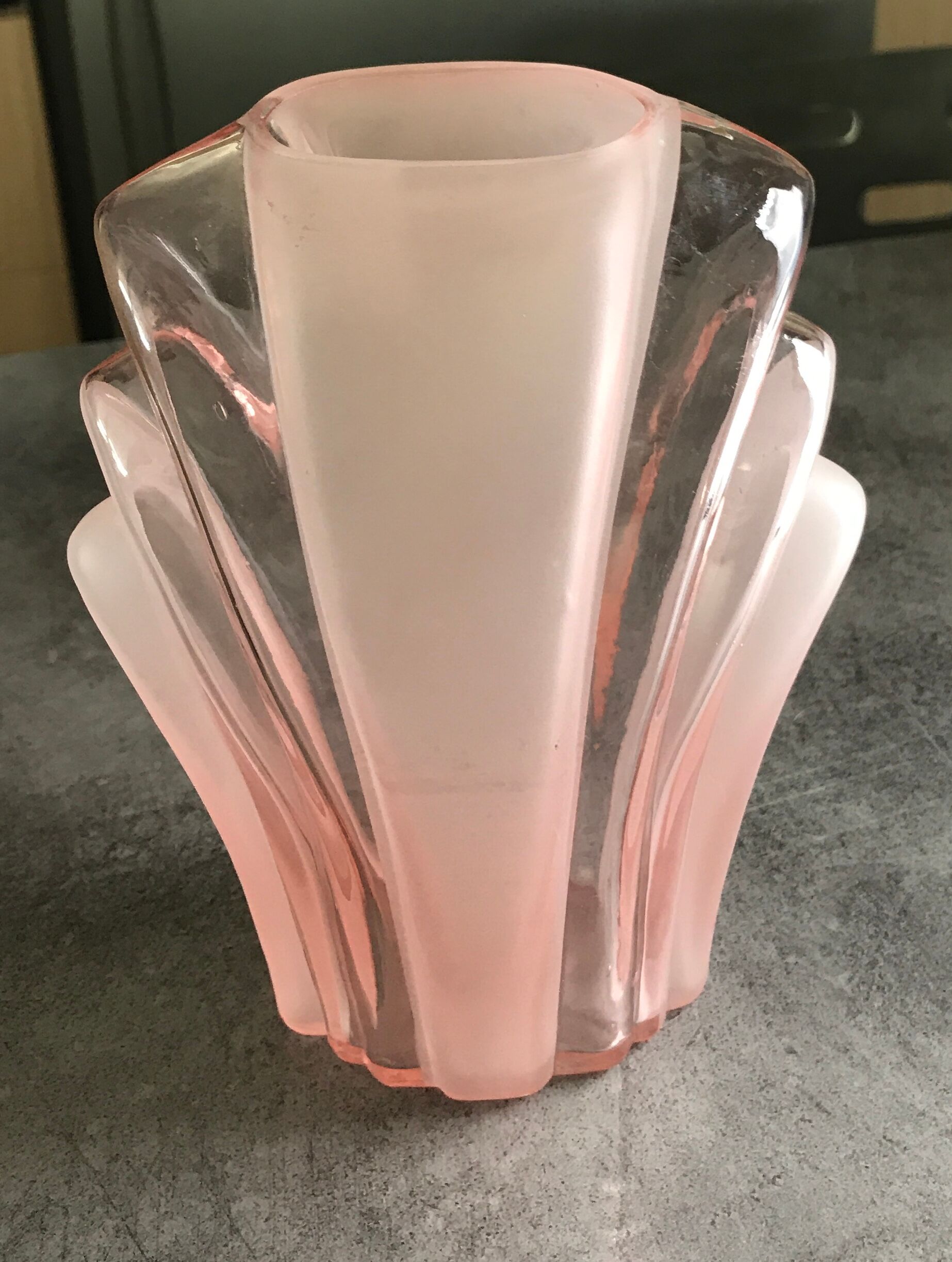Vase en verre moulé rose art déco 18 cm