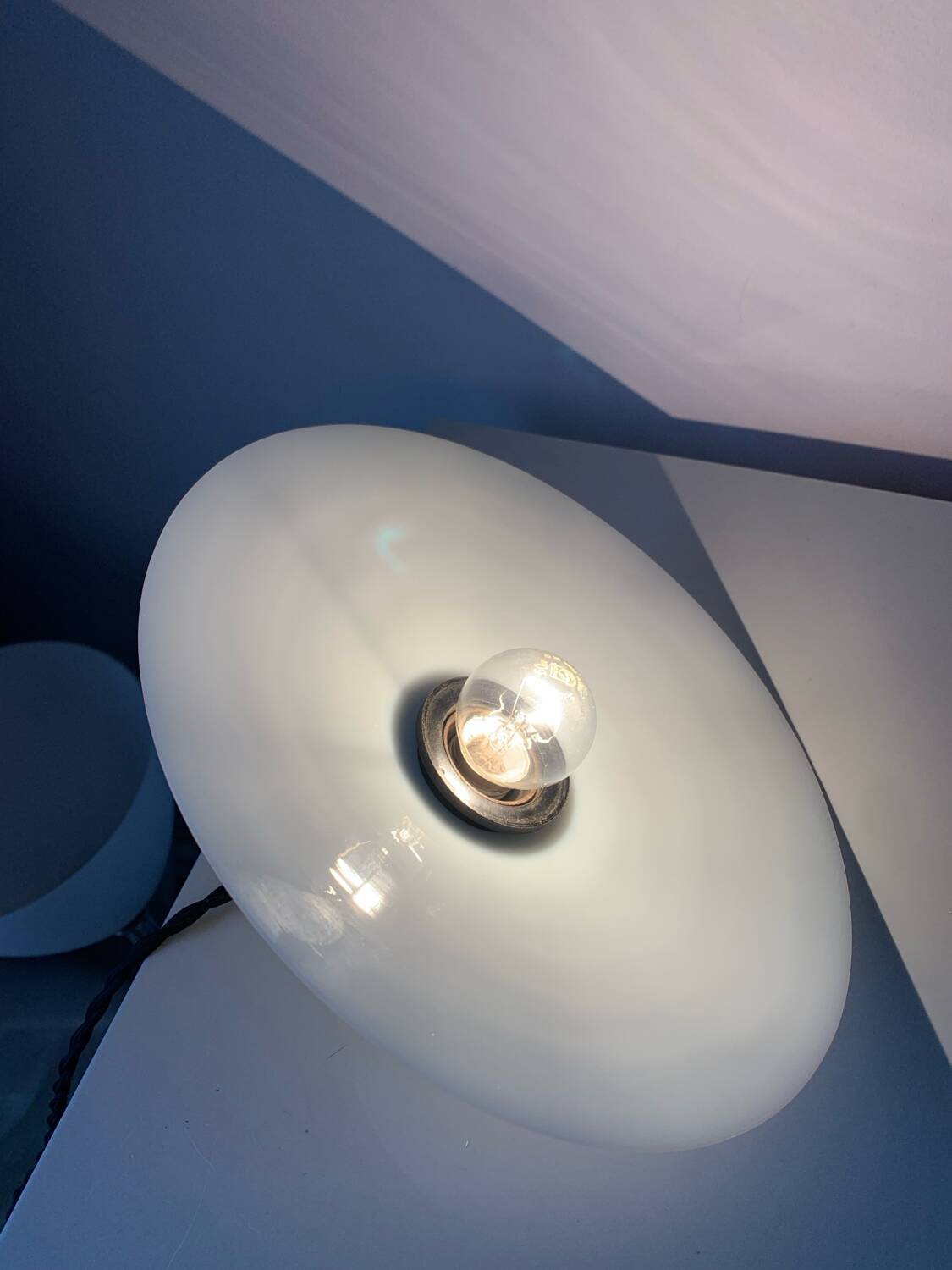 Paire de suspensions vintage en opaline blanche